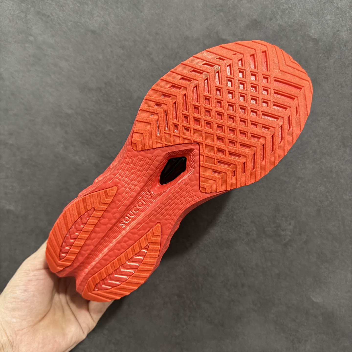 图片[9]-【公司级】原装级别 Saucony 索康尼ENDORPHIN Pro 啡速4 男女马拉松运动跑鞋 性能相比前几代再升级：鞋面采用全新升级的工学网设计 贴合脚部更透气 中底部分使用最新的PWRRUN+材质 搭配PWRRUN+鞋垫使中底的大幅加厚 10mm坡差进一步提供缓震、回弹性能 内底则采用了FORMFIT动态适应系统 动态契合脚型 提升包裹性和舒适性 提供更卓越的动态回馈体验 XT-900橡胶大底 可提供良好的抓地力和较强抗磨性能 尺码：36 36.5 37.5 38 38.5 39 40 40.5 41 42 42.5 43 44 44.5 45-选品中心