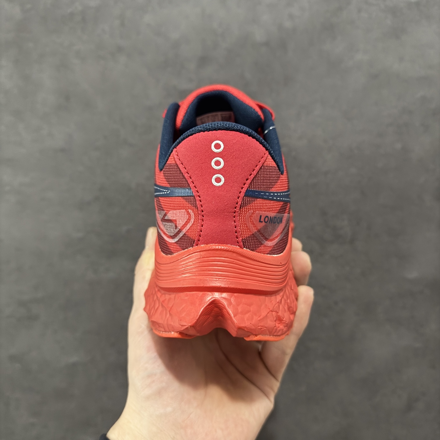 图片[4]-【公司级】原装级别 Saucony 索康尼ENDORPHIN Pro 啡速4 男女马拉松运动跑鞋 性能相比前几代再升级：鞋面采用全新升级的工学网设计 贴合脚部更透气 中底部分使用最新的PWRRUN+材质 搭配PWRRUN+鞋垫使中底的大幅加厚 10mm坡差进一步提供缓震、回弹性能 内底则采用了FORMFIT动态适应系统 动态契合脚型 提升包裹性和舒适性 提供更卓越的动态回馈体验 XT-900橡胶大底 可提供良好的抓地力和较强抗磨性能 尺码：36 36.5 37.5 38 38.5 39 40 40.5 41 42 42.5 43 44 44.5 45-选品中心