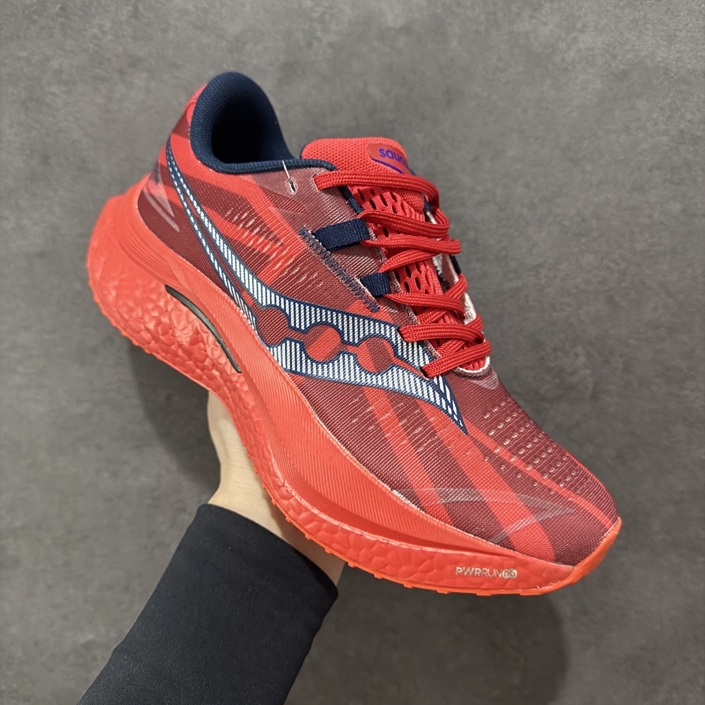 图片[3]-【公司级】原装级别 Saucony 索康尼ENDORPHIN Pro 啡速4 男女马拉松运动跑鞋 性能相比前几代再升级：鞋面采用全新升级的工学网设计 贴合脚部更透气 中底部分使用最新的PWRRUN+材质 搭配PWRRUN+鞋垫使中底的大幅加厚 10mm坡差进一步提供缓震、回弹性能 内底则采用了FORMFIT动态适应系统 动态契合脚型 提升包裹性和舒适性 提供更卓越的动态回馈体验 XT-900橡胶大底 可提供良好的抓地力和较强抗磨性能 尺码：36 36.5 37.5 38 38.5 39 40 40.5 41 42 42.5 43 44 44.5 45-选品中心