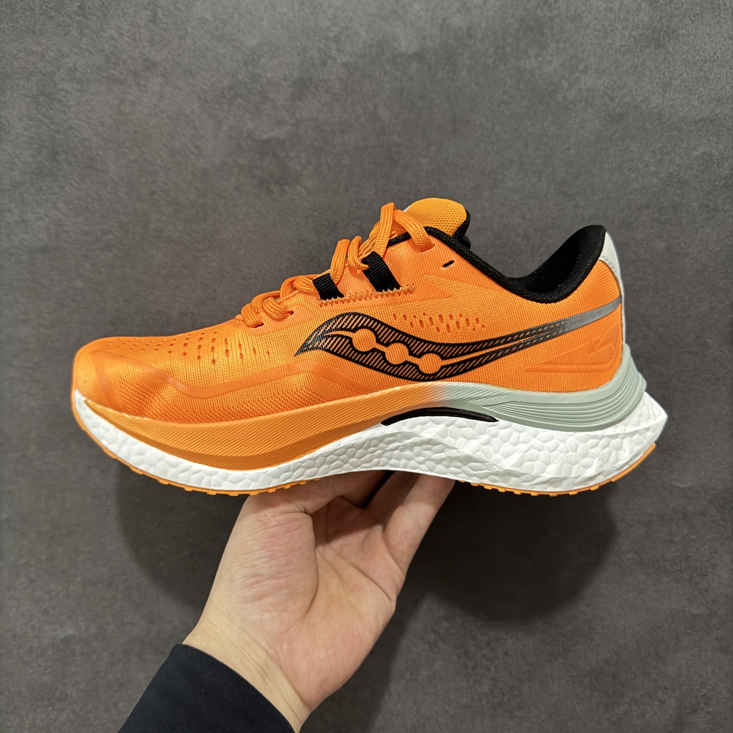 图片[2]-【公司级】原装级别 Saucony 索康尼ENDORPHIN Pro 啡速4 男女马拉松运动跑鞋 性能相比前几代再升级：鞋面采用全新升级的工学网设计 贴合脚部更透气 中底部分使用最新的PWRRUN+材质 搭配PWRRUN+鞋垫使中底的大幅加厚 10mm坡差进一步提供缓震、回弹性能 内底则采用了FORMFIT动态适应系统 动态契合脚型 提升包裹性和舒适性 提供更卓越的动态回馈体验 XT-900橡胶大底 可提供良好的抓地力和较强抗磨性能 尺码：36 36.5 37.5 38 38.5 39 40 40.5 41 42 42.5 43 44 44.5 45-选品中心