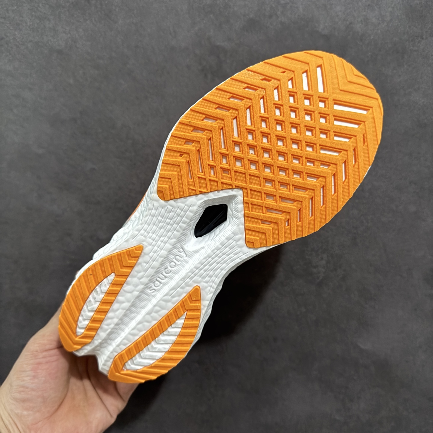 图片[9]-【公司级】原装级别 Saucony 索康尼ENDORPHIN Pro 啡速4 男女马拉松运动跑鞋 性能相比前几代再升级：鞋面采用全新升级的工学网设计 贴合脚部更透气 中底部分使用最新的PWRRUN+材质 搭配PWRRUN+鞋垫使中底的大幅加厚 10mm坡差进一步提供缓震、回弹性能 内底则采用了FORMFIT动态适应系统 动态契合脚型 提升包裹性和舒适性 提供更卓越的动态回馈体验 XT-900橡胶大底 可提供良好的抓地力和较强抗磨性能 尺码：36 36.5 37.5 38 38.5 39 40 40.5 41 42 42.5 43 44 44.5 45-选品中心