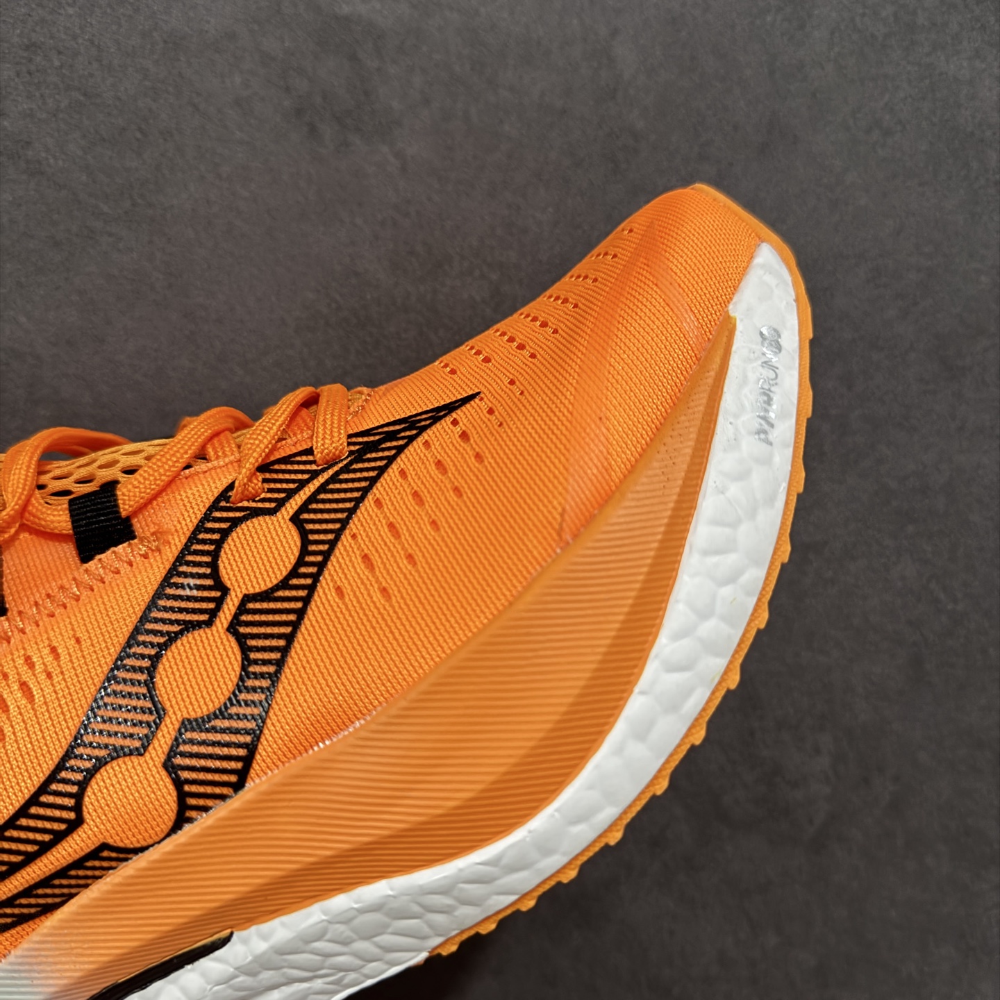 图片[5]-【公司级】原装级别 Saucony 索康尼ENDORPHIN Pro 啡速4 男女马拉松运动跑鞋 性能相比前几代再升级：鞋面采用全新升级的工学网设计 贴合脚部更透气 中底部分使用最新的PWRRUN+材质 搭配PWRRUN+鞋垫使中底的大幅加厚 10mm坡差进一步提供缓震、回弹性能 内底则采用了FORMFIT动态适应系统 动态契合脚型 提升包裹性和舒适性 提供更卓越的动态回馈体验 XT-900橡胶大底 可提供良好的抓地力和较强抗磨性能 尺码：36 36.5 37.5 38 38.5 39 40 40.5 41 42 42.5 43 44 44.5 45-选品中心