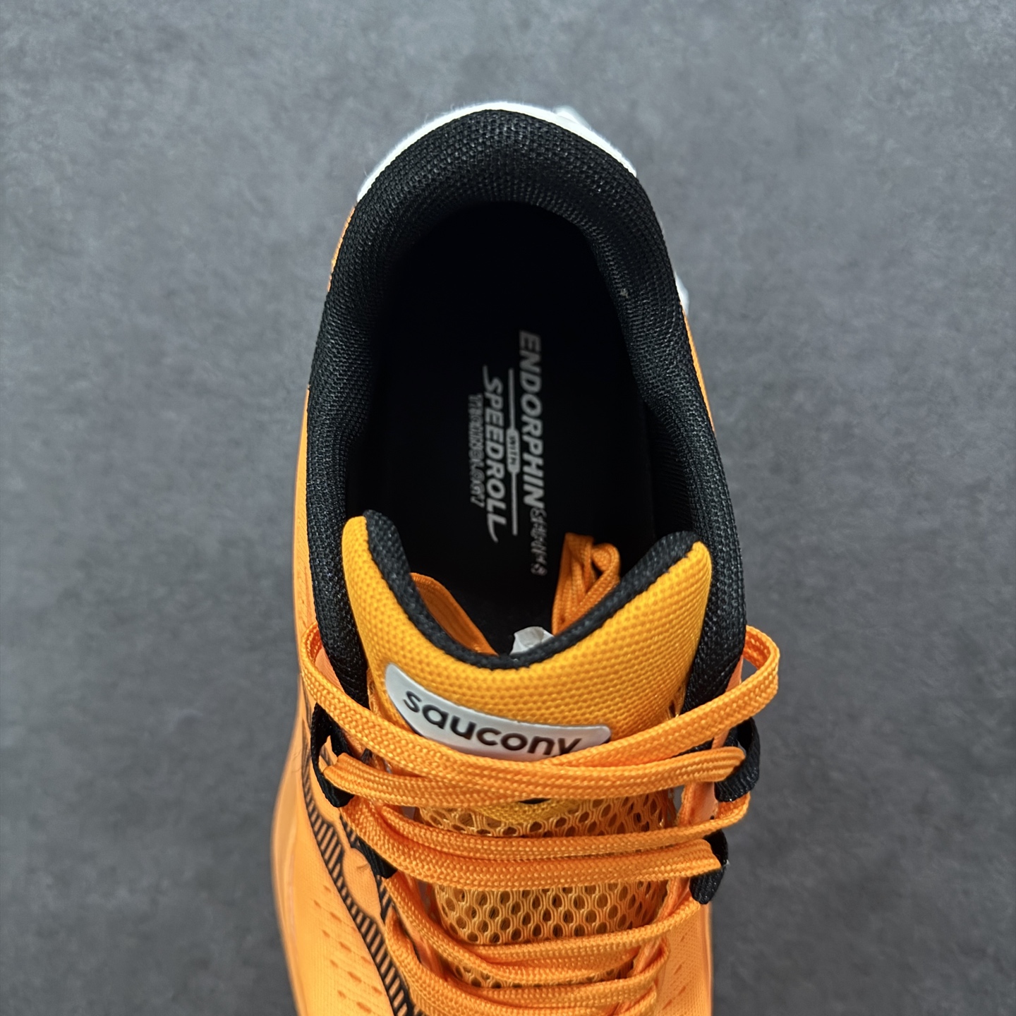 图片[7]-【公司级】原装级别 Saucony 索康尼ENDORPHIN Pro 啡速4 男女马拉松运动跑鞋 性能相比前几代再升级：鞋面采用全新升级的工学网设计 贴合脚部更透气 中底部分使用最新的PWRRUN+材质 搭配PWRRUN+鞋垫使中底的大幅加厚 10mm坡差进一步提供缓震、回弹性能 内底则采用了FORMFIT动态适应系统 动态契合脚型 提升包裹性和舒适性 提供更卓越的动态回馈体验 XT-900橡胶大底 可提供良好的抓地力和较强抗磨性能 尺码：36 36.5 37.5 38 38.5 39 40 40.5 41 42 42.5 43 44 44.5 45-选品中心