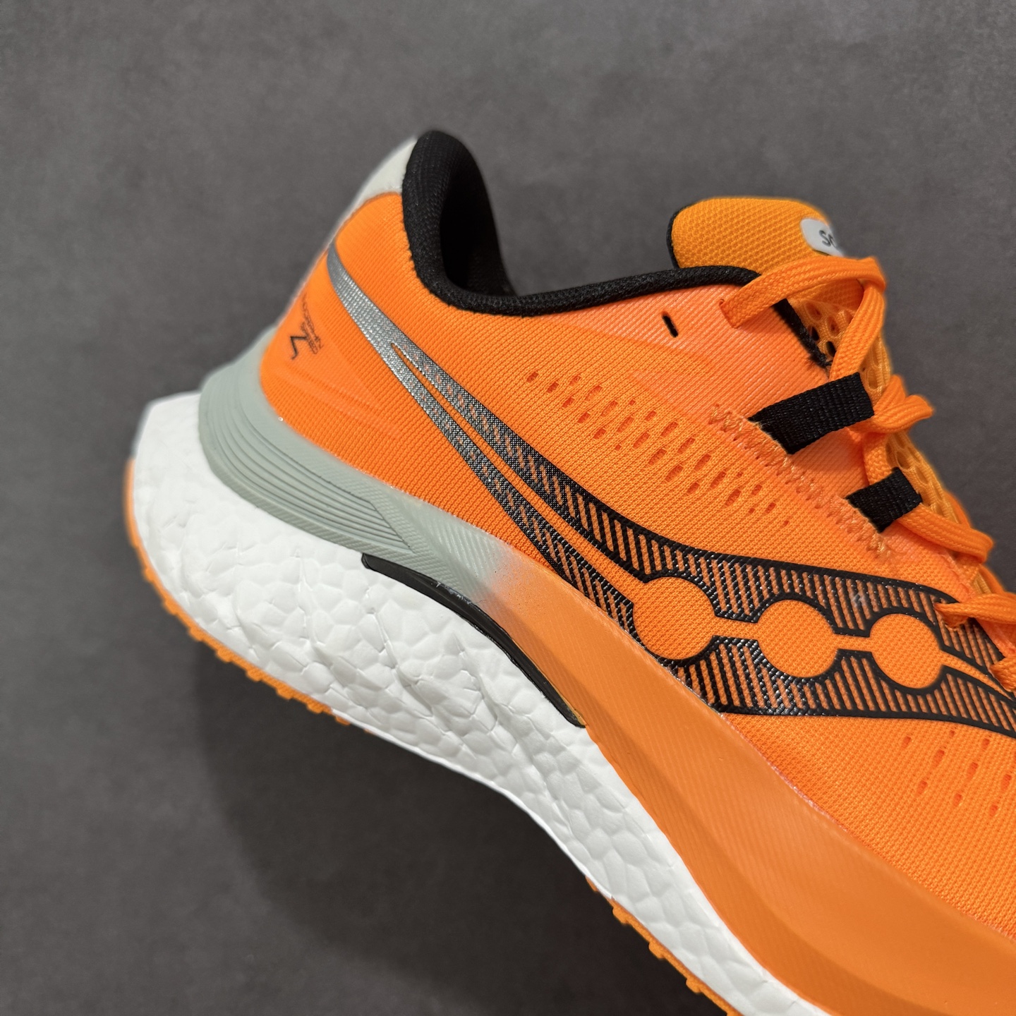 图片[6]-【公司级】原装级别 Saucony 索康尼ENDORPHIN Pro 啡速4 男女马拉松运动跑鞋 性能相比前几代再升级：鞋面采用全新升级的工学网设计 贴合脚部更透气 中底部分使用最新的PWRRUN+材质 搭配PWRRUN+鞋垫使中底的大幅加厚 10mm坡差进一步提供缓震、回弹性能 内底则采用了FORMFIT动态适应系统 动态契合脚型 提升包裹性和舒适性 提供更卓越的动态回馈体验 XT-900橡胶大底 可提供良好的抓地力和较强抗磨性能 尺码：36 36.5 37.5 38 38.5 39 40 40.5 41 42 42.5 43 44 44.5 45-选品中心