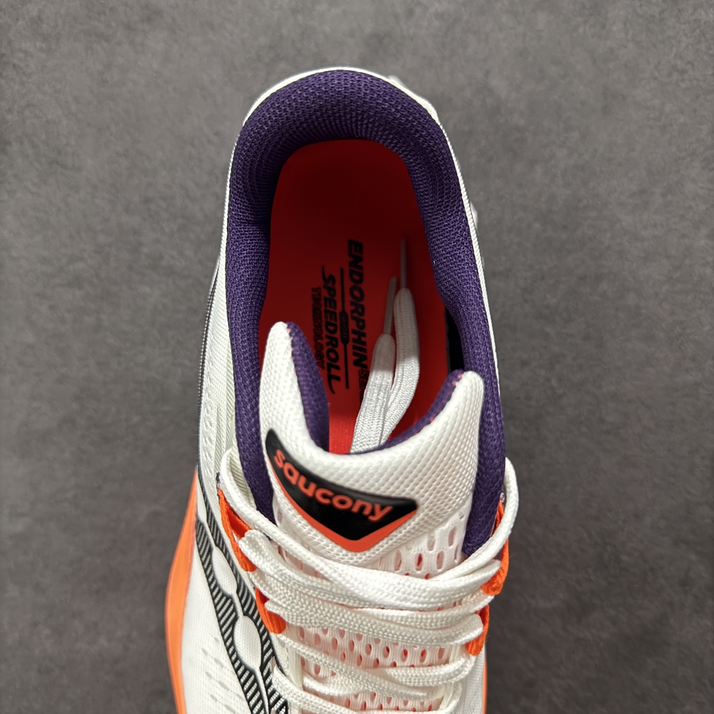 图片[7]-【公司级】原装级别 Saucony 索康尼ENDORPHIN Pro 啡速4 男女马拉松运动跑鞋 性能相比前几代再升级：鞋面采用全新升级的工学网设计 贴合脚部更透气 中底部分使用最新的PWRRUN+材质 搭配PWRRUN+鞋垫使中底的大幅加厚 10mm坡差进一步提供缓震、回弹性能 内底则采用了FORMFIT动态适应系统 动态契合脚型 提升包裹性和舒适性 提供更卓越的动态回馈体验 XT-900橡胶大底 可提供良好的抓地力和较强抗磨性能 尺码：36 36.5 37.5 38 38.5 39 40 40.5 41 42 42.5 43 44 44.5 45-选品中心