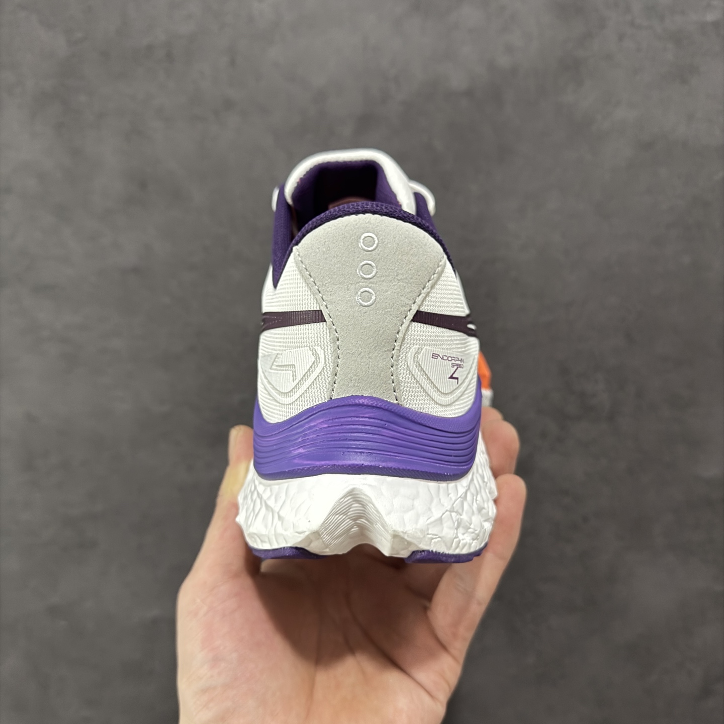 图片[4]-【公司级】原装级别 Saucony 索康尼ENDORPHIN Pro 啡速4 男女马拉松运动跑鞋 性能相比前几代再升级：鞋面采用全新升级的工学网设计 贴合脚部更透气 中底部分使用最新的PWRRUN+材质 搭配PWRRUN+鞋垫使中底的大幅加厚 10mm坡差进一步提供缓震、回弹性能 内底则采用了FORMFIT动态适应系统 动态契合脚型 提升包裹性和舒适性 提供更卓越的动态回馈体验 XT-900橡胶大底 可提供良好的抓地力和较强抗磨性能 尺码：36 36.5 37.5 38 38.5 39 40 40.5 41 42 42.5 43 44 44.5 45-选品中心