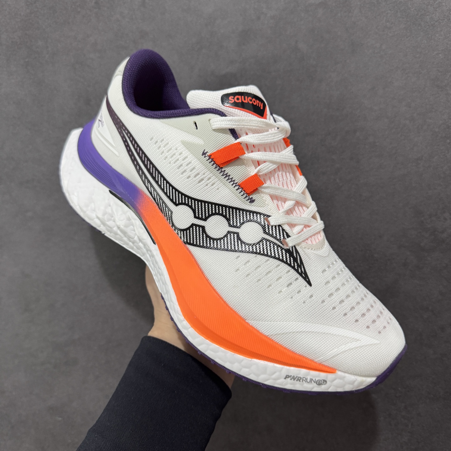 图片[3]-【公司级】原装级别 Saucony 索康尼ENDORPHIN Pro 啡速4 男女马拉松运动跑鞋 性能相比前几代再升级：鞋面采用全新升级的工学网设计 贴合脚部更透气 中底部分使用最新的PWRRUN+材质 搭配PWRRUN+鞋垫使中底的大幅加厚 10mm坡差进一步提供缓震、回弹性能 内底则采用了FORMFIT动态适应系统 动态契合脚型 提升包裹性和舒适性 提供更卓越的动态回馈体验 XT-900橡胶大底 可提供良好的抓地力和较强抗磨性能 尺码：36 36.5 37.5 38 38.5 39 40 40.5 41 42 42.5 43 44 44.5 45-选品中心