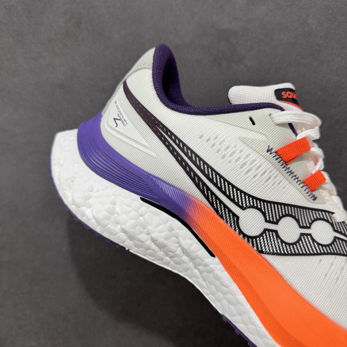 图片[6]-【公司级】原装级别 Saucony 索康尼ENDORPHIN Pro 啡速4 男女马拉松运动跑鞋 性能相比前几代再升级：鞋面采用全新升级的工学网设计 贴合脚部更透气 中底部分使用最新的PWRRUN+材质 搭配PWRRUN+鞋垫使中底的大幅加厚 10mm坡差进一步提供缓震、回弹性能 内底则采用了FORMFIT动态适应系统 动态契合脚型 提升包裹性和舒适性 提供更卓越的动态回馈体验 XT-900橡胶大底 可提供良好的抓地力和较强抗磨性能 尺码：36 36.5 37.5 38 38.5 39 40 40.5 41 42 42.5 43 44 44.5 45-选品中心