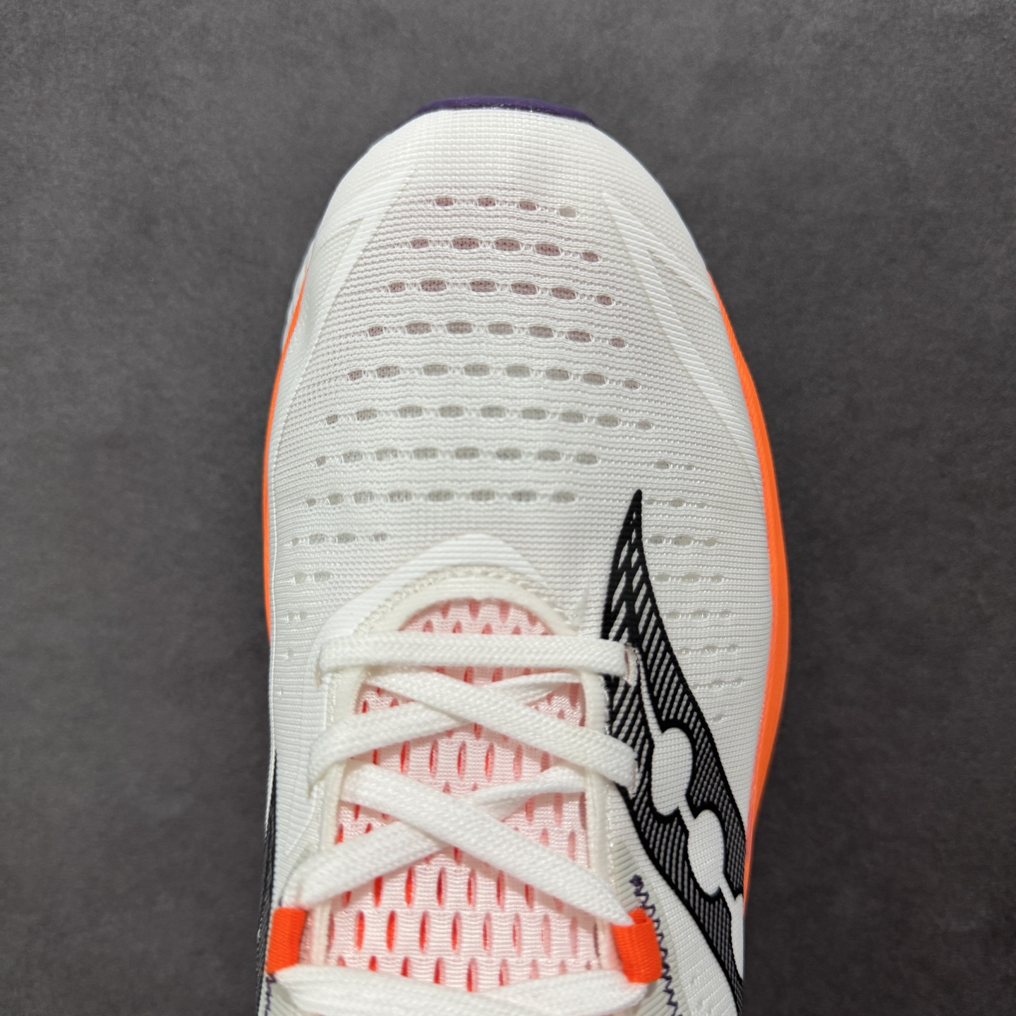 图片[8]-【公司级】原装级别 Saucony 索康尼ENDORPHIN Pro 啡速4 男女马拉松运动跑鞋 性能相比前几代再升级：鞋面采用全新升级的工学网设计 贴合脚部更透气 中底部分使用最新的PWRRUN+材质 搭配PWRRUN+鞋垫使中底的大幅加厚 10mm坡差进一步提供缓震、回弹性能 内底则采用了FORMFIT动态适应系统 动态契合脚型 提升包裹性和舒适性 提供更卓越的动态回馈体验 XT-900橡胶大底 可提供良好的抓地力和较强抗磨性能 尺码：36 36.5 37.5 38 38.5 39 40 40.5 41 42 42.5 43 44 44.5 45-选品中心