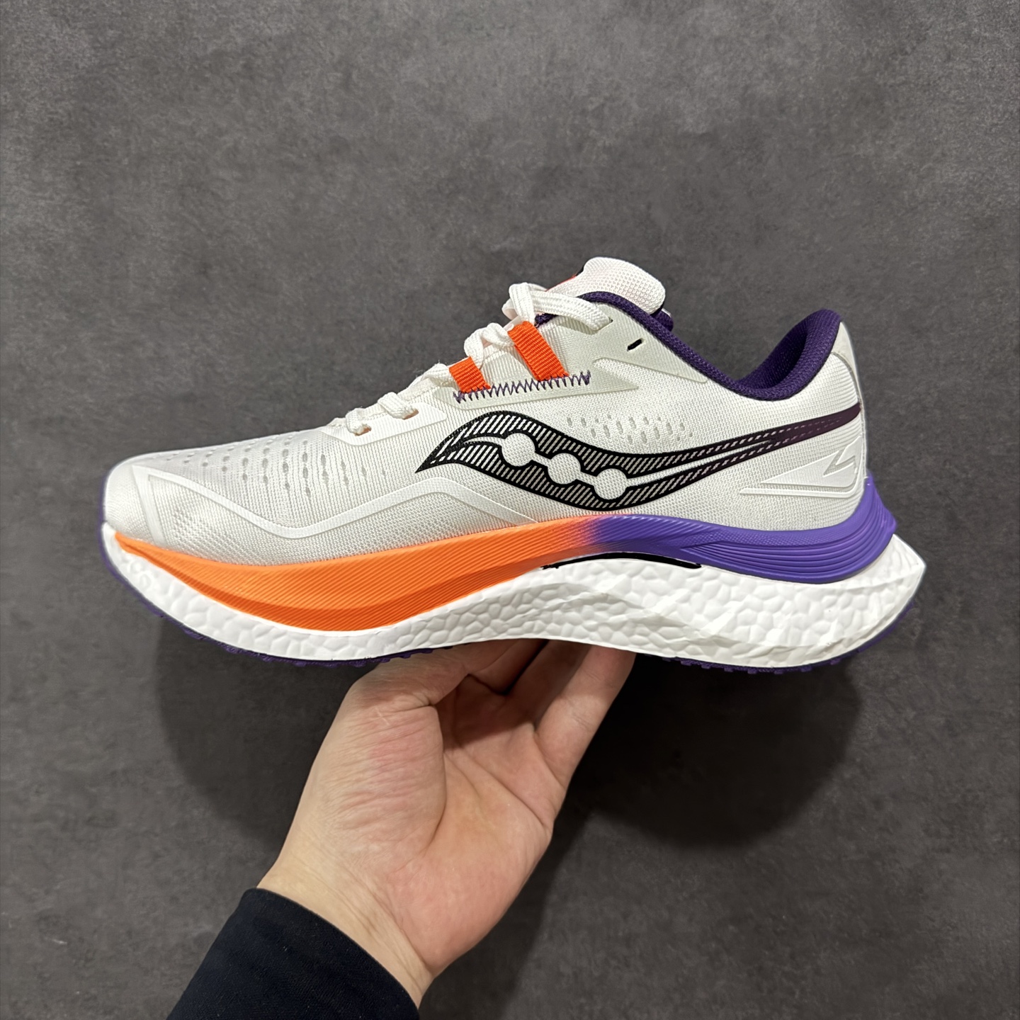 图片[2]-【公司级】原装级别 Saucony 索康尼ENDORPHIN Pro 啡速4 男女马拉松运动跑鞋 性能相比前几代再升级：鞋面采用全新升级的工学网设计 贴合脚部更透气 中底部分使用最新的PWRRUN+材质 搭配PWRRUN+鞋垫使中底的大幅加厚 10mm坡差进一步提供缓震、回弹性能 内底则采用了FORMFIT动态适应系统 动态契合脚型 提升包裹性和舒适性 提供更卓越的动态回馈体验 XT-900橡胶大底 可提供良好的抓地力和较强抗磨性能 尺码：36 36.5 37.5 38 38.5 39 40 40.5 41 42 42.5 43 44 44.5 45-选品中心