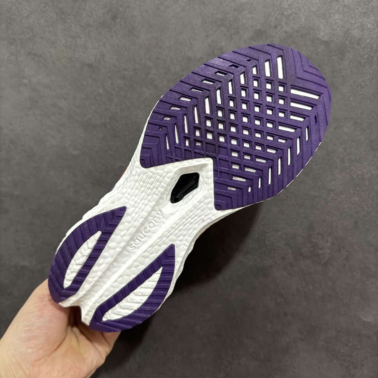 图片[9]-【公司级】原装级别 Saucony 索康尼ENDORPHIN Pro 啡速4 男女马拉松运动跑鞋 性能相比前几代再升级：鞋面采用全新升级的工学网设计 贴合脚部更透气 中底部分使用最新的PWRRUN+材质 搭配PWRRUN+鞋垫使中底的大幅加厚 10mm坡差进一步提供缓震、回弹性能 内底则采用了FORMFIT动态适应系统 动态契合脚型 提升包裹性和舒适性 提供更卓越的动态回馈体验 XT-900橡胶大底 可提供良好的抓地力和较强抗磨性能 尺码：36 36.5 37.5 38 38.5 39 40 40.5 41 42 42.5 43 44 44.5 45-选品中心