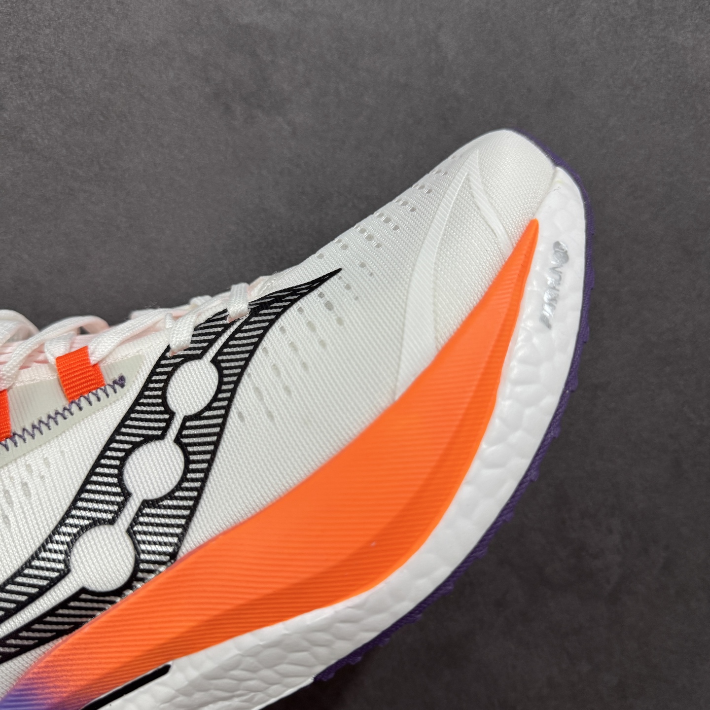 图片[5]-【公司级】原装级别 Saucony 索康尼ENDORPHIN Pro 啡速4 男女马拉松运动跑鞋 性能相比前几代再升级：鞋面采用全新升级的工学网设计 贴合脚部更透气 中底部分使用最新的PWRRUN+材质 搭配PWRRUN+鞋垫使中底的大幅加厚 10mm坡差进一步提供缓震、回弹性能 内底则采用了FORMFIT动态适应系统 动态契合脚型 提升包裹性和舒适性 提供更卓越的动态回馈体验 XT-900橡胶大底 可提供良好的抓地力和较强抗磨性能 尺码：36 36.5 37.5 38 38.5 39 40 40.5 41 42 42.5 43 44 44.5 45-选品中心