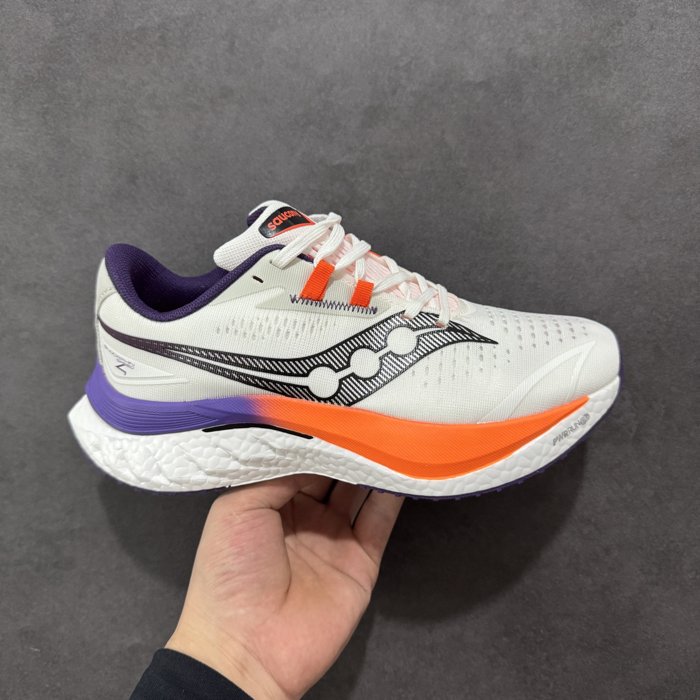【公司级】原装级别 Saucony 索康尼ENDORPHIN Pro 啡速4 男女马拉松运动跑鞋 性能相比前几代再升级：鞋面采用全新升级的工学网设计 贴合脚部更透气 中底部分使用最新的PWRRUN+材质 搭配PWRRUN+鞋垫使中底的大幅加厚 10mm坡差进一步提供缓震、回弹性能 内底则采用了FORMFIT动态适应系统 动态契合脚型 提升包裹性和舒适性 提供更卓越的动态回馈体验 XT-900橡胶大底 可提供良好的抓地力和较强抗磨性能 尺码：36 36.5 37.5 38 38.5 39 40 40.5 41 42 42.5 43 44 44.5 45-选品中心