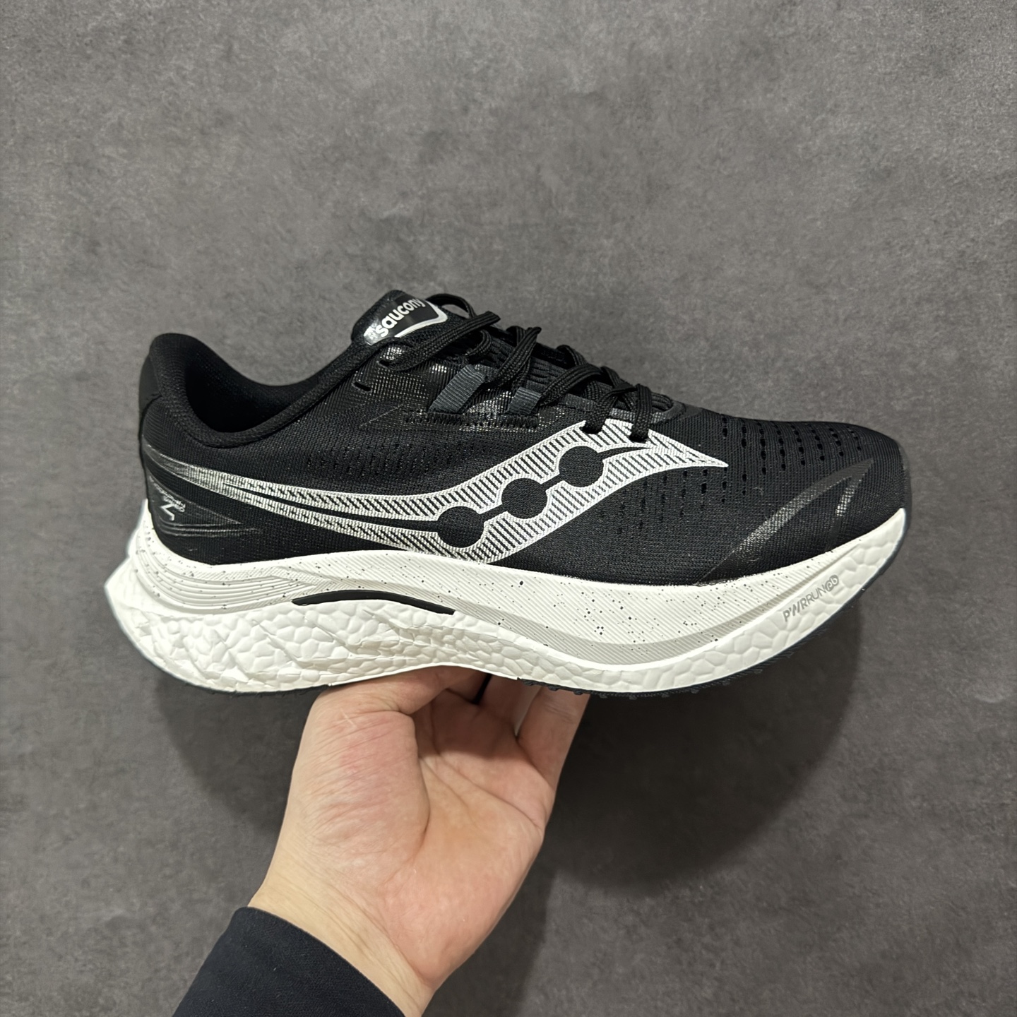 【公司级】原装级别 Saucony 索康尼ENDORPHIN Pro 啡速4 男女马拉松运动跑鞋 性能相比前几代再升级：鞋面采用全新升级的工学网设计 贴合脚部更透气 中底部分使用最新的PWRRUN+材质 搭配PWRRUN+鞋垫使中底的大幅加厚 10mm坡差进一步提供缓震、回弹性能 内底则采用了FORMFIT动态适应系统 动态契合脚型 提升包裹性和舒适性 提供更卓越的动态回馈体验 XT-900橡胶大底 可提供良好的抓地力和较强抗磨性能 尺码：36 36.5 37.5 38 38.5 39 40 40.5 41 42 42.5 43 44 44.5 45-选品中心