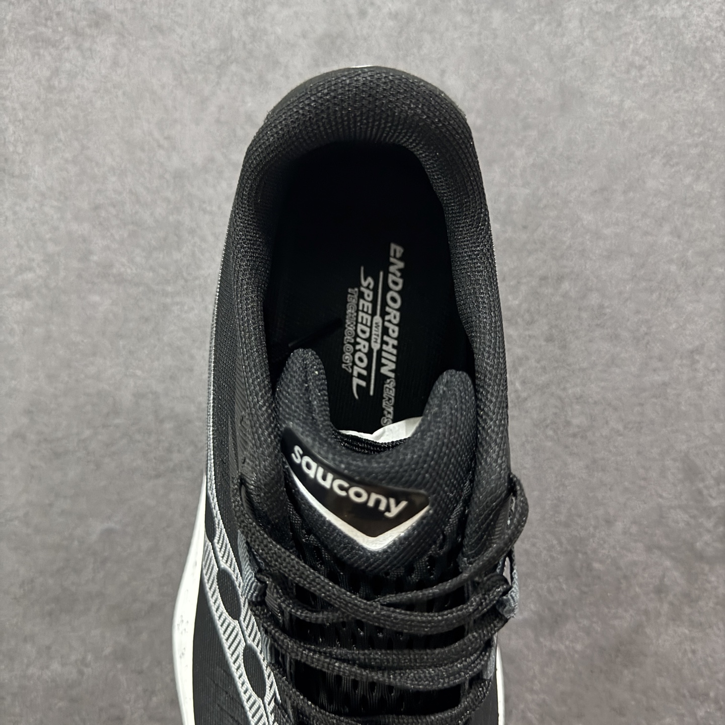 图片[7]-【公司级】原装级别 Saucony 索康尼ENDORPHIN Pro 啡速4 男女马拉松运动跑鞋 性能相比前几代再升级：鞋面采用全新升级的工学网设计 贴合脚部更透气 中底部分使用最新的PWRRUN+材质 搭配PWRRUN+鞋垫使中底的大幅加厚 10mm坡差进一步提供缓震、回弹性能 内底则采用了FORMFIT动态适应系统 动态契合脚型 提升包裹性和舒适性 提供更卓越的动态回馈体验 XT-900橡胶大底 可提供良好的抓地力和较强抗磨性能 尺码：36 36.5 37.5 38 38.5 39 40 40.5 41 42 42.5 43 44 44.5 45-选品中心