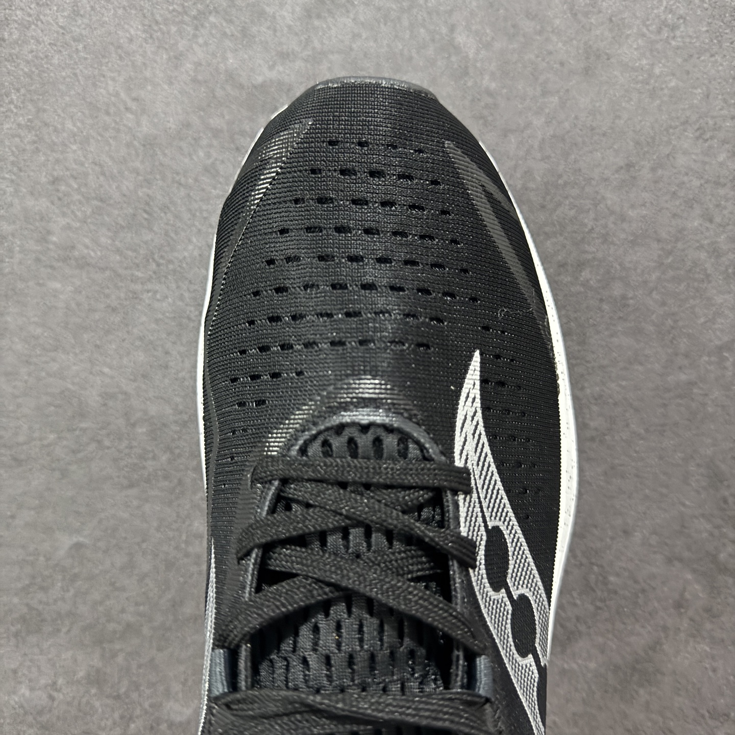 图片[8]-【公司级】原装级别 Saucony 索康尼ENDORPHIN Pro 啡速4 男女马拉松运动跑鞋 性能相比前几代再升级：鞋面采用全新升级的工学网设计 贴合脚部更透气 中底部分使用最新的PWRRUN+材质 搭配PWRRUN+鞋垫使中底的大幅加厚 10mm坡差进一步提供缓震、回弹性能 内底则采用了FORMFIT动态适应系统 动态契合脚型 提升包裹性和舒适性 提供更卓越的动态回馈体验 XT-900橡胶大底 可提供良好的抓地力和较强抗磨性能 尺码：36 36.5 37.5 38 38.5 39 40 40.5 41 42 42.5 43 44 44.5 45-选品中心