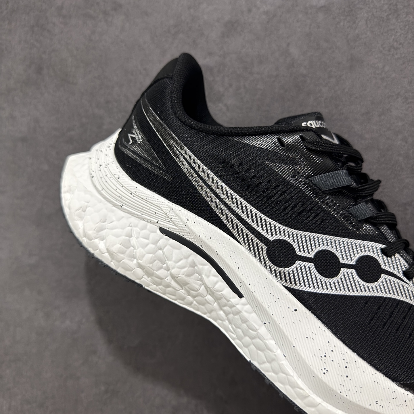 图片[6]-【公司级】原装级别 Saucony 索康尼ENDORPHIN Pro 啡速4 男女马拉松运动跑鞋 性能相比前几代再升级：鞋面采用全新升级的工学网设计 贴合脚部更透气 中底部分使用最新的PWRRUN+材质 搭配PWRRUN+鞋垫使中底的大幅加厚 10mm坡差进一步提供缓震、回弹性能 内底则采用了FORMFIT动态适应系统 动态契合脚型 提升包裹性和舒适性 提供更卓越的动态回馈体验 XT-900橡胶大底 可提供良好的抓地力和较强抗磨性能 尺码：36 36.5 37.5 38 38.5 39 40 40.5 41 42 42.5 43 44 44.5 45-选品中心