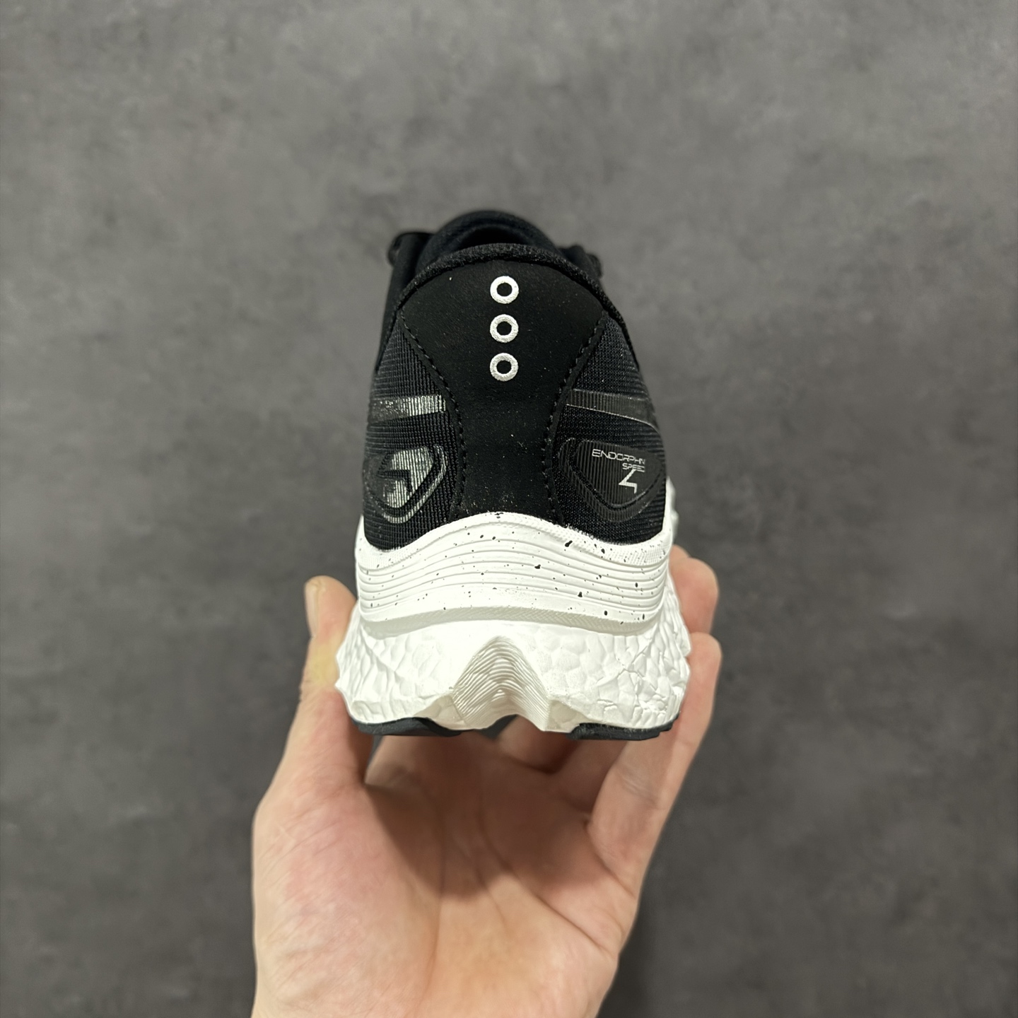 图片[4]-【公司级】原装级别 Saucony 索康尼ENDORPHIN Pro 啡速4 男女马拉松运动跑鞋 性能相比前几代再升级：鞋面采用全新升级的工学网设计 贴合脚部更透气 中底部分使用最新的PWRRUN+材质 搭配PWRRUN+鞋垫使中底的大幅加厚 10mm坡差进一步提供缓震、回弹性能 内底则采用了FORMFIT动态适应系统 动态契合脚型 提升包裹性和舒适性 提供更卓越的动态回馈体验 XT-900橡胶大底 可提供良好的抓地力和较强抗磨性能 尺码：36 36.5 37.5 38 38.5 39 40 40.5 41 42 42.5 43 44 44.5 45-选品中心