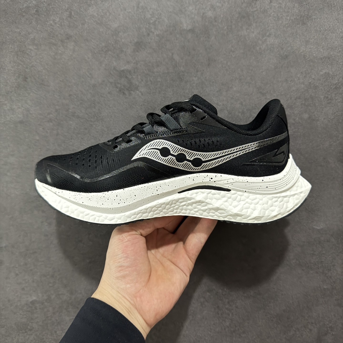 图片[2]-【公司级】原装级别 Saucony 索康尼ENDORPHIN Pro 啡速4 男女马拉松运动跑鞋 性能相比前几代再升级：鞋面采用全新升级的工学网设计 贴合脚部更透气 中底部分使用最新的PWRRUN+材质 搭配PWRRUN+鞋垫使中底的大幅加厚 10mm坡差进一步提供缓震、回弹性能 内底则采用了FORMFIT动态适应系统 动态契合脚型 提升包裹性和舒适性 提供更卓越的动态回馈体验 XT-900橡胶大底 可提供良好的抓地力和较强抗磨性能 尺码：36 36.5 37.5 38 38.5 39 40 40.5 41 42 42.5 43 44 44.5 45-选品中心