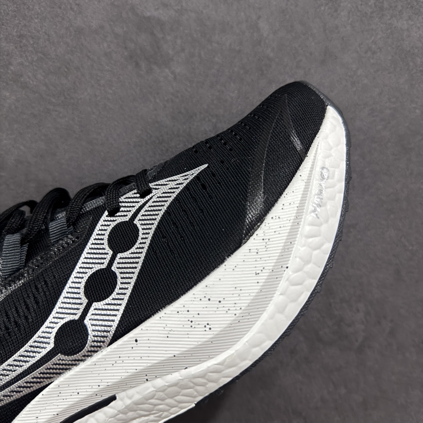 图片[5]-【公司级】原装级别 Saucony 索康尼ENDORPHIN Pro 啡速4 男女马拉松运动跑鞋 性能相比前几代再升级：鞋面采用全新升级的工学网设计 贴合脚部更透气 中底部分使用最新的PWRRUN+材质 搭配PWRRUN+鞋垫使中底的大幅加厚 10mm坡差进一步提供缓震、回弹性能 内底则采用了FORMFIT动态适应系统 动态契合脚型 提升包裹性和舒适性 提供更卓越的动态回馈体验 XT-900橡胶大底 可提供良好的抓地力和较强抗磨性能 尺码：36 36.5 37.5 38 38.5 39 40 40.5 41 42 42.5 43 44 44.5 45-选品中心