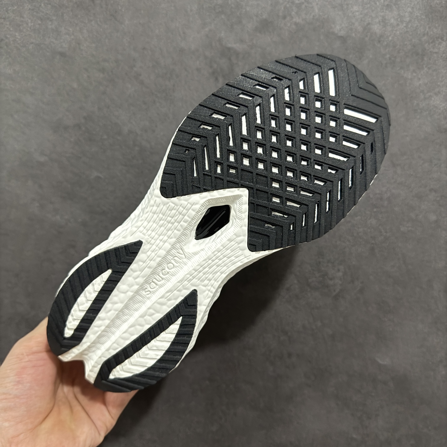 图片[9]-【公司级】原装级别 Saucony 索康尼ENDORPHIN Pro 啡速4 男女马拉松运动跑鞋 性能相比前几代再升级：鞋面采用全新升级的工学网设计 贴合脚部更透气 中底部分使用最新的PWRRUN+材质 搭配PWRRUN+鞋垫使中底的大幅加厚 10mm坡差进一步提供缓震、回弹性能 内底则采用了FORMFIT动态适应系统 动态契合脚型 提升包裹性和舒适性 提供更卓越的动态回馈体验 XT-900橡胶大底 可提供良好的抓地力和较强抗磨性能 尺码：36 36.5 37.5 38 38.5 39 40 40.5 41 42 42.5 43 44 44.5 45-选品中心