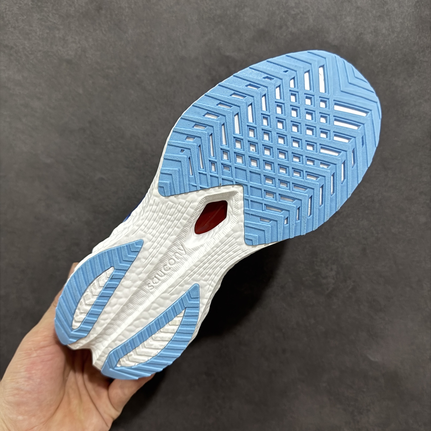 图片[9]-【公司级】原装级别 Saucony 索康尼ENDORPHIN Pro 啡速4 男女马拉松运动跑鞋 性能相比前几代再升级：鞋面采用全新升级的工学网设计 贴合脚部更透气 中底部分使用最新的PWRRUN+材质 搭配PWRRUN+鞋垫使中底的大幅加厚 10mm坡差进一步提供缓震、回弹性能 内底则采用了FORMFIT动态适应系统 动态契合脚型 提升包裹性和舒适性 提供更卓越的动态回馈体验 XT-900橡胶大底 可提供良好的抓地力和较强抗磨性能 尺码：36 36.5 37.5 38 38.5 39 40 40.5 41 42 42.5 43 44 44.5 45-选品中心