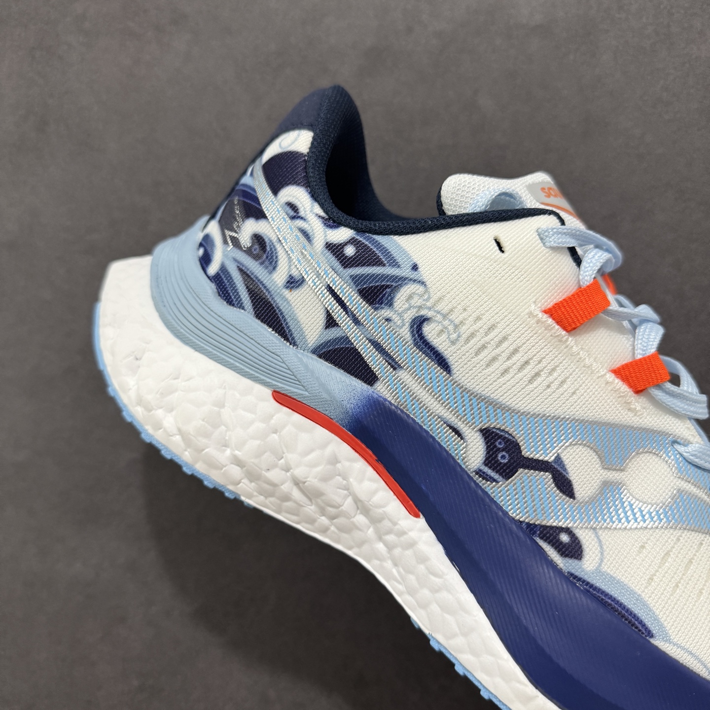 图片[6]-【公司级】原装级别 Saucony 索康尼ENDORPHIN Pro 啡速4 男女马拉松运动跑鞋 性能相比前几代再升级：鞋面采用全新升级的工学网设计 贴合脚部更透气 中底部分使用最新的PWRRUN+材质 搭配PWRRUN+鞋垫使中底的大幅加厚 10mm坡差进一步提供缓震、回弹性能 内底则采用了FORMFIT动态适应系统 动态契合脚型 提升包裹性和舒适性 提供更卓越的动态回馈体验 XT-900橡胶大底 可提供良好的抓地力和较强抗磨性能 尺码：36 36.5 37.5 38 38.5 39 40 40.5 41 42 42.5 43 44 44.5 45-选品中心