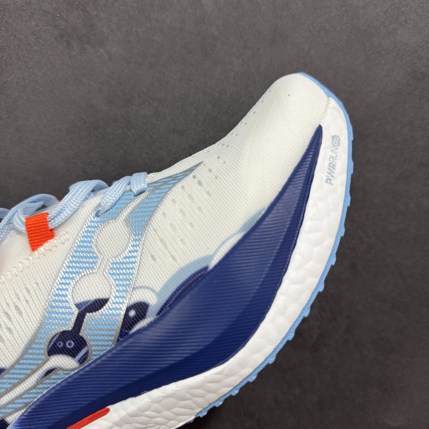 图片[5]-【公司级】原装级别 Saucony 索康尼ENDORPHIN Pro 啡速4 男女马拉松运动跑鞋 性能相比前几代再升级：鞋面采用全新升级的工学网设计 贴合脚部更透气 中底部分使用最新的PWRRUN+材质 搭配PWRRUN+鞋垫使中底的大幅加厚 10mm坡差进一步提供缓震、回弹性能 内底则采用了FORMFIT动态适应系统 动态契合脚型 提升包裹性和舒适性 提供更卓越的动态回馈体验 XT-900橡胶大底 可提供良好的抓地力和较强抗磨性能 尺码：36 36.5 37.5 38 38.5 39 40 40.5 41 42 42.5 43 44 44.5 45-选品中心