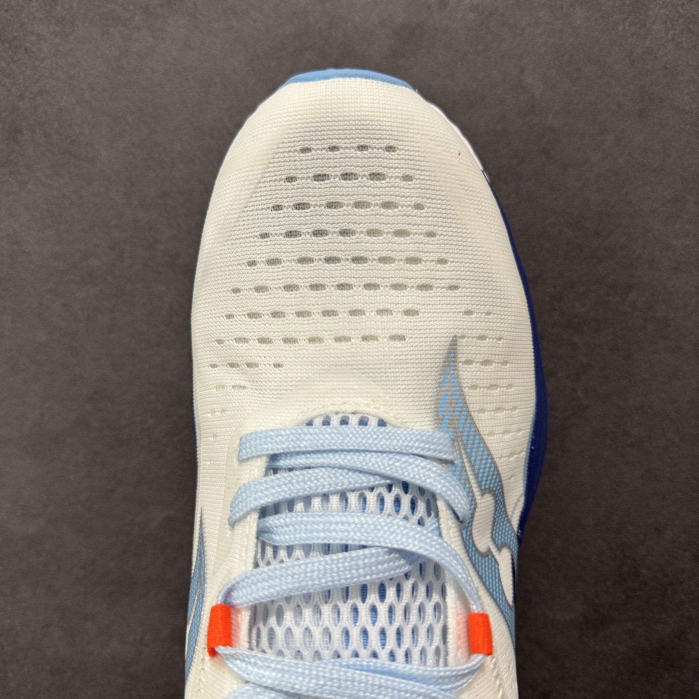 图片[8]-【公司级】原装级别 Saucony 索康尼ENDORPHIN Pro 啡速4 男女马拉松运动跑鞋 性能相比前几代再升级：鞋面采用全新升级的工学网设计 贴合脚部更透气 中底部分使用最新的PWRRUN+材质 搭配PWRRUN+鞋垫使中底的大幅加厚 10mm坡差进一步提供缓震、回弹性能 内底则采用了FORMFIT动态适应系统 动态契合脚型 提升包裹性和舒适性 提供更卓越的动态回馈体验 XT-900橡胶大底 可提供良好的抓地力和较强抗磨性能 尺码：36 36.5 37.5 38 38.5 39 40 40.5 41 42 42.5 43 44 44.5 45-选品中心