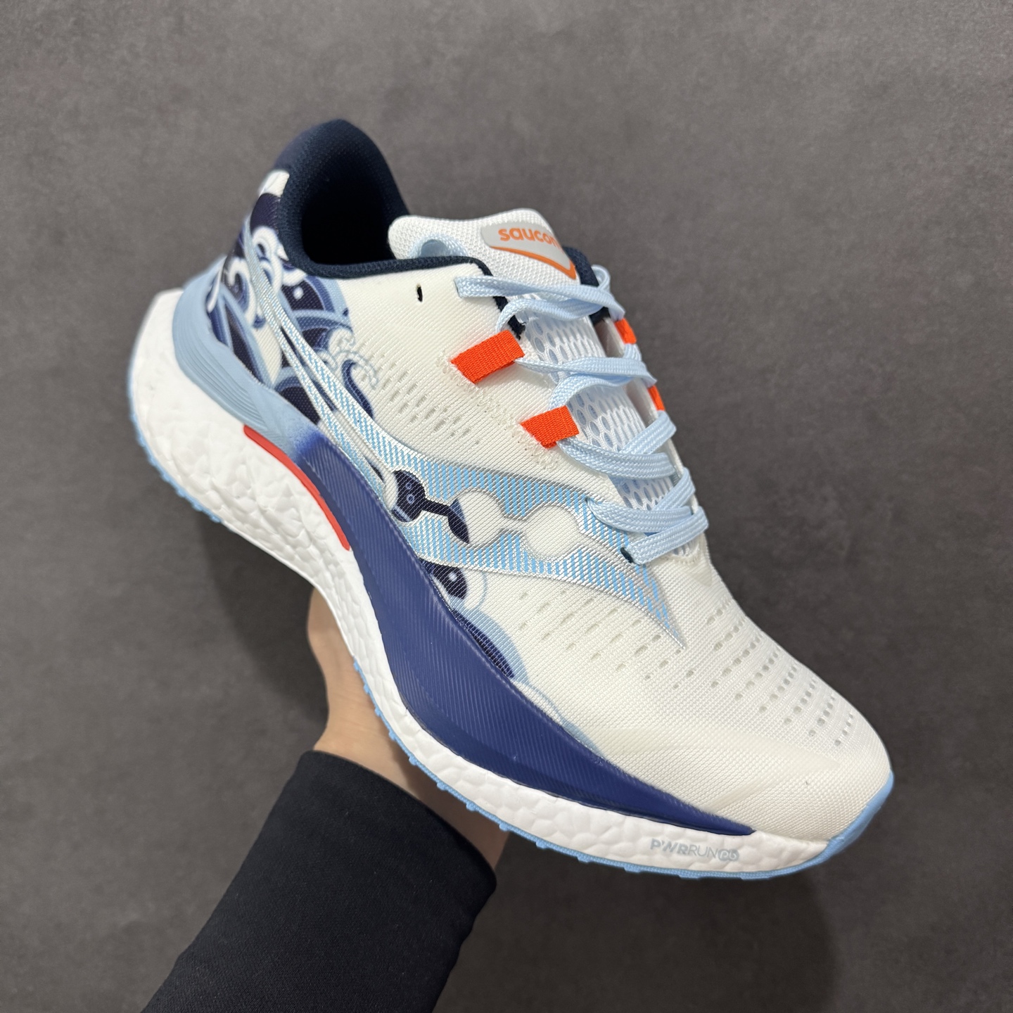 图片[3]-【公司级】原装级别 Saucony 索康尼ENDORPHIN Pro 啡速4 男女马拉松运动跑鞋 性能相比前几代再升级：鞋面采用全新升级的工学网设计 贴合脚部更透气 中底部分使用最新的PWRRUN+材质 搭配PWRRUN+鞋垫使中底的大幅加厚 10mm坡差进一步提供缓震、回弹性能 内底则采用了FORMFIT动态适应系统 动态契合脚型 提升包裹性和舒适性 提供更卓越的动态回馈体验 XT-900橡胶大底 可提供良好的抓地力和较强抗磨性能 尺码：36 36.5 37.5 38 38.5 39 40 40.5 41 42 42.5 43 44 44.5 45-选品中心