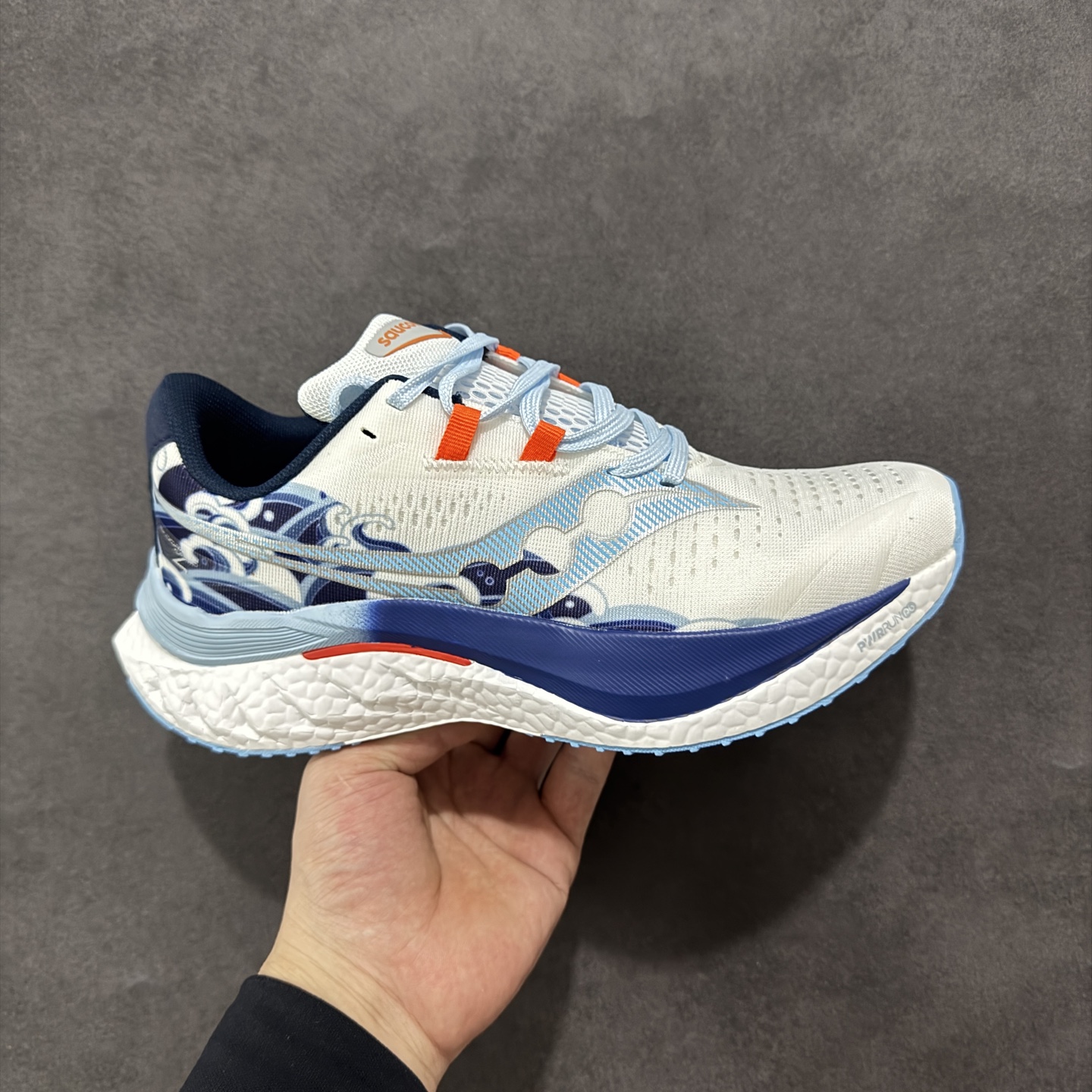 【公司级】原装级别 Saucony 索康尼ENDORPHIN Pro 啡速4 男女马拉松运动跑鞋 性能相比前几代再升级：鞋面采用全新升级的工学网设计 贴合脚部更透气 中底部分使用最新的PWRRUN+材质 搭配PWRRUN+鞋垫使中底的大幅加厚 10mm坡差进一步提供缓震、回弹性能 内底则采用了FORMFIT动态适应系统 动态契合脚型 提升包裹性和舒适性 提供更卓越的动态回馈体验 XT-900橡胶大底 可提供良好的抓地力和较强抗磨性能 尺码：36 36.5 37.5 38 38.5 39 40 40.5 41 42 42.5 43 44 44.5 45-选品中心