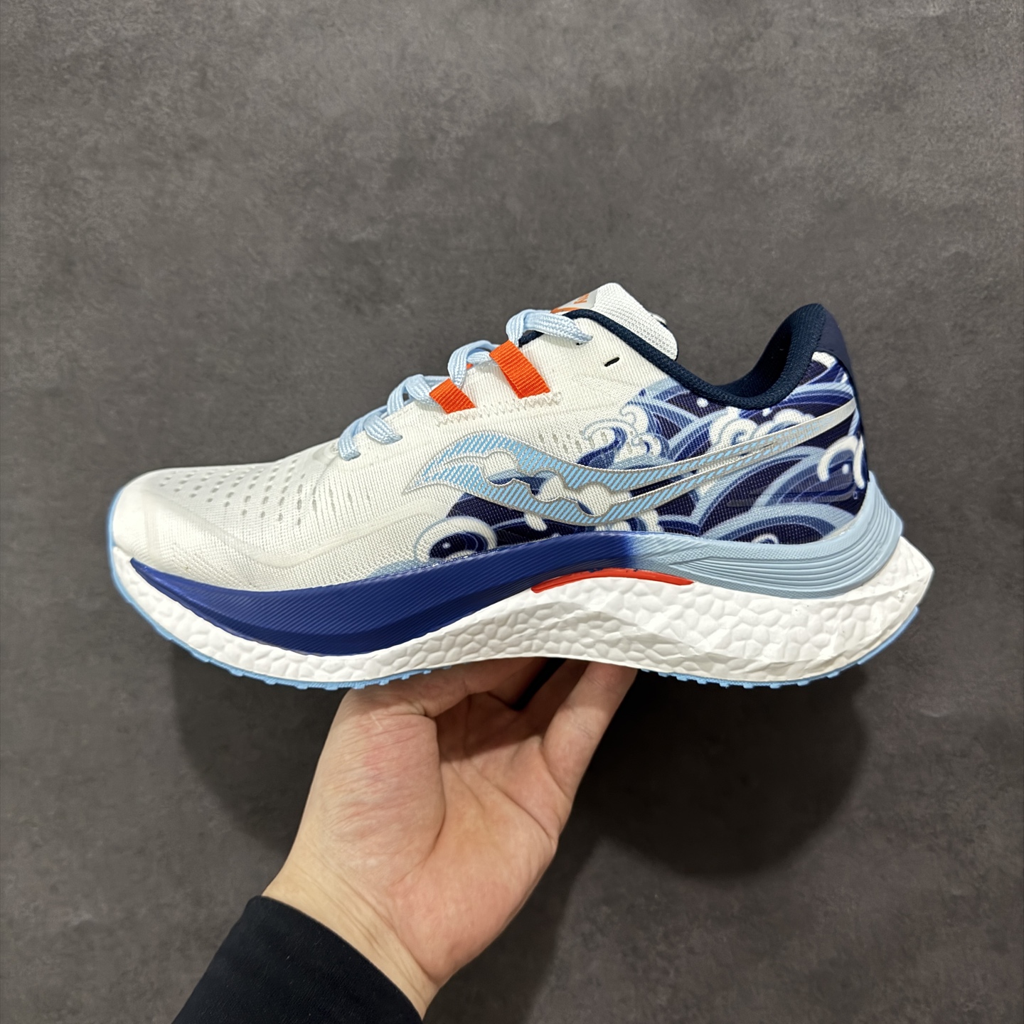 图片[2]-【公司级】原装级别 Saucony 索康尼ENDORPHIN Pro 啡速4 男女马拉松运动跑鞋 性能相比前几代再升级：鞋面采用全新升级的工学网设计 贴合脚部更透气 中底部分使用最新的PWRRUN+材质 搭配PWRRUN+鞋垫使中底的大幅加厚 10mm坡差进一步提供缓震、回弹性能 内底则采用了FORMFIT动态适应系统 动态契合脚型 提升包裹性和舒适性 提供更卓越的动态回馈体验 XT-900橡胶大底 可提供良好的抓地力和较强抗磨性能 尺码：36 36.5 37.5 38 38.5 39 40 40.5 41 42 42.5 43 44 44.5 45-选品中心