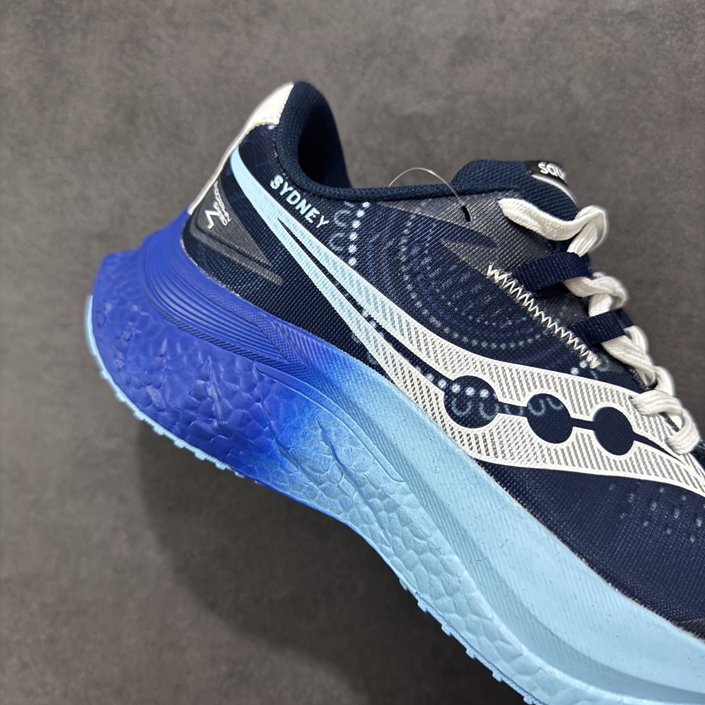 图片[6]-【公司级】原装级别 Saucony 索康尼ENDORPHIN Pro 啡速4 男女马拉松运动跑鞋 性能相比前几代再升级：鞋面采用全新升级的工学网设计 贴合脚部更透气 中底部分使用最新的PWRRUN+材质 搭配PWRRUN+鞋垫使中底的大幅加厚 10mm坡差进一步提供缓震、回弹性能 内底则采用了FORMFIT动态适应系统 动态契合脚型 提升包裹性和舒适性 提供更卓越的动态回馈体验 XT-900橡胶大底 可提供良好的抓地力和较强抗磨性能 尺码：36 36.5 37.5 38 38.5 39 40 40.5 41 42 42.5 43 44 44.5 45-选品中心