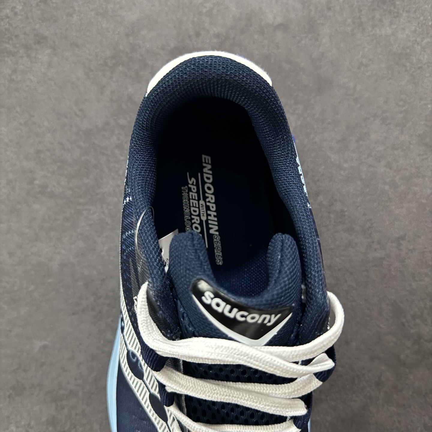 图片[7]-【公司级】原装级别 Saucony 索康尼ENDORPHIN Pro 啡速4 男女马拉松运动跑鞋 性能相比前几代再升级：鞋面采用全新升级的工学网设计 贴合脚部更透气 中底部分使用最新的PWRRUN+材质 搭配PWRRUN+鞋垫使中底的大幅加厚 10mm坡差进一步提供缓震、回弹性能 内底则采用了FORMFIT动态适应系统 动态契合脚型 提升包裹性和舒适性 提供更卓越的动态回馈体验 XT-900橡胶大底 可提供良好的抓地力和较强抗磨性能 尺码：36 36.5 37.5 38 38.5 39 40 40.5 41 42 42.5 43 44 44.5 45-选品中心