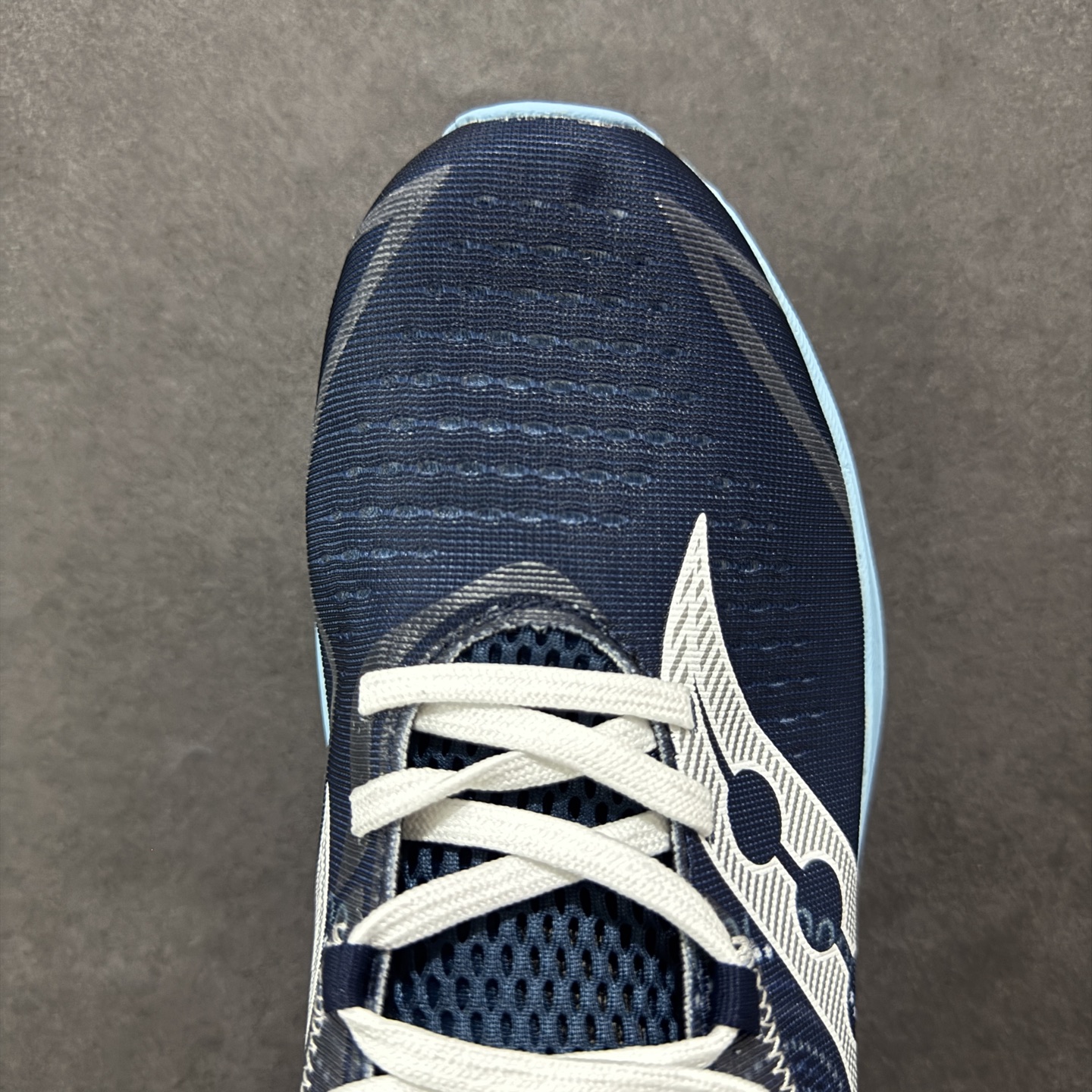 图片[8]-【公司级】原装级别 Saucony 索康尼ENDORPHIN Pro 啡速4 男女马拉松运动跑鞋 性能相比前几代再升级：鞋面采用全新升级的工学网设计 贴合脚部更透气 中底部分使用最新的PWRRUN+材质 搭配PWRRUN+鞋垫使中底的大幅加厚 10mm坡差进一步提供缓震、回弹性能 内底则采用了FORMFIT动态适应系统 动态契合脚型 提升包裹性和舒适性 提供更卓越的动态回馈体验 XT-900橡胶大底 可提供良好的抓地力和较强抗磨性能 尺码：36 36.5 37.5 38 38.5 39 40 40.5 41 42 42.5 43 44 44.5 45-选品中心