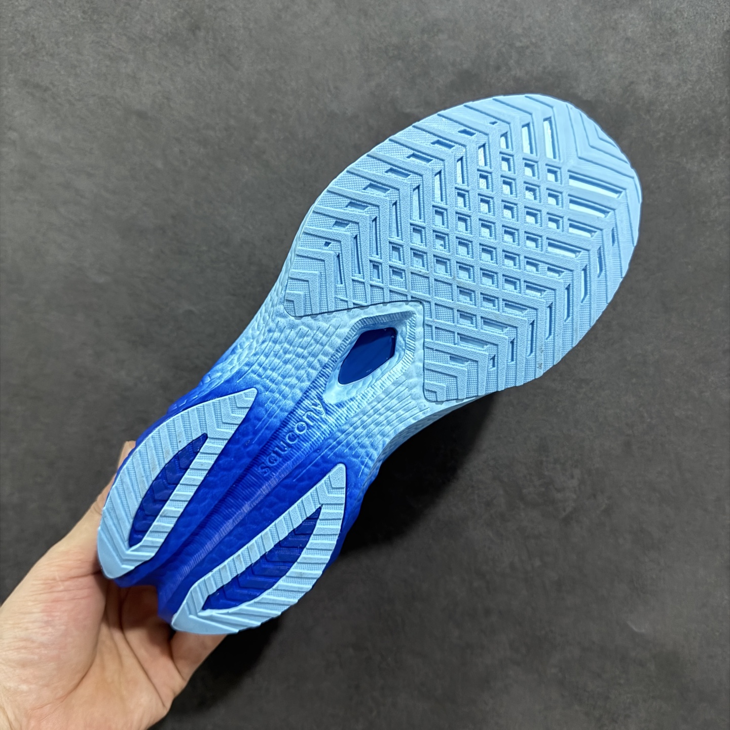 图片[9]-【公司级】原装级别 Saucony 索康尼ENDORPHIN Pro 啡速4 男女马拉松运动跑鞋 性能相比前几代再升级：鞋面采用全新升级的工学网设计 贴合脚部更透气 中底部分使用最新的PWRRUN+材质 搭配PWRRUN+鞋垫使中底的大幅加厚 10mm坡差进一步提供缓震、回弹性能 内底则采用了FORMFIT动态适应系统 动态契合脚型 提升包裹性和舒适性 提供更卓越的动态回馈体验 XT-900橡胶大底 可提供良好的抓地力和较强抗磨性能 尺码：36 36.5 37.5 38 38.5 39 40 40.5 41 42 42.5 43 44 44.5 45-选品中心