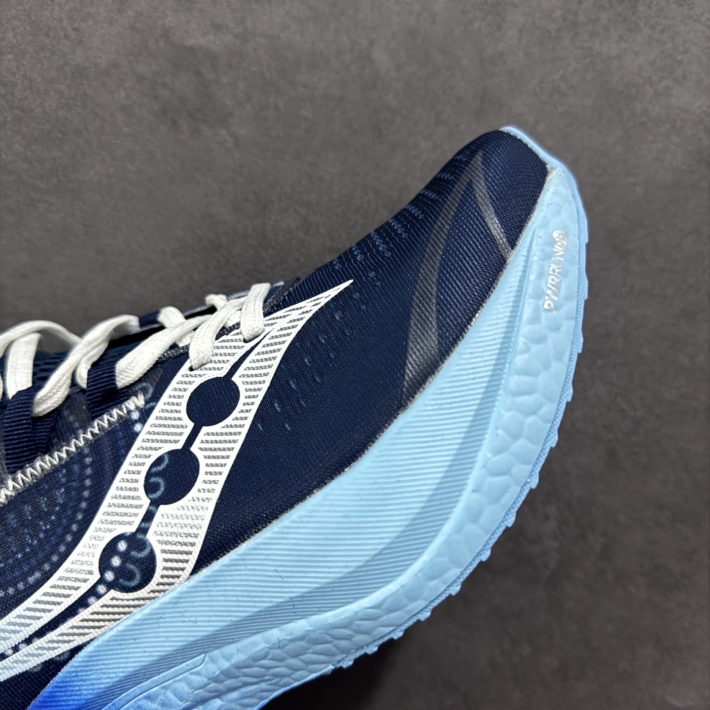 图片[5]-【公司级】原装级别 Saucony 索康尼ENDORPHIN Pro 啡速4 男女马拉松运动跑鞋 性能相比前几代再升级：鞋面采用全新升级的工学网设计 贴合脚部更透气 中底部分使用最新的PWRRUN+材质 搭配PWRRUN+鞋垫使中底的大幅加厚 10mm坡差进一步提供缓震、回弹性能 内底则采用了FORMFIT动态适应系统 动态契合脚型 提升包裹性和舒适性 提供更卓越的动态回馈体验 XT-900橡胶大底 可提供良好的抓地力和较强抗磨性能 尺码：36 36.5 37.5 38 38.5 39 40 40.5 41 42 42.5 43 44 44.5 45-选品中心