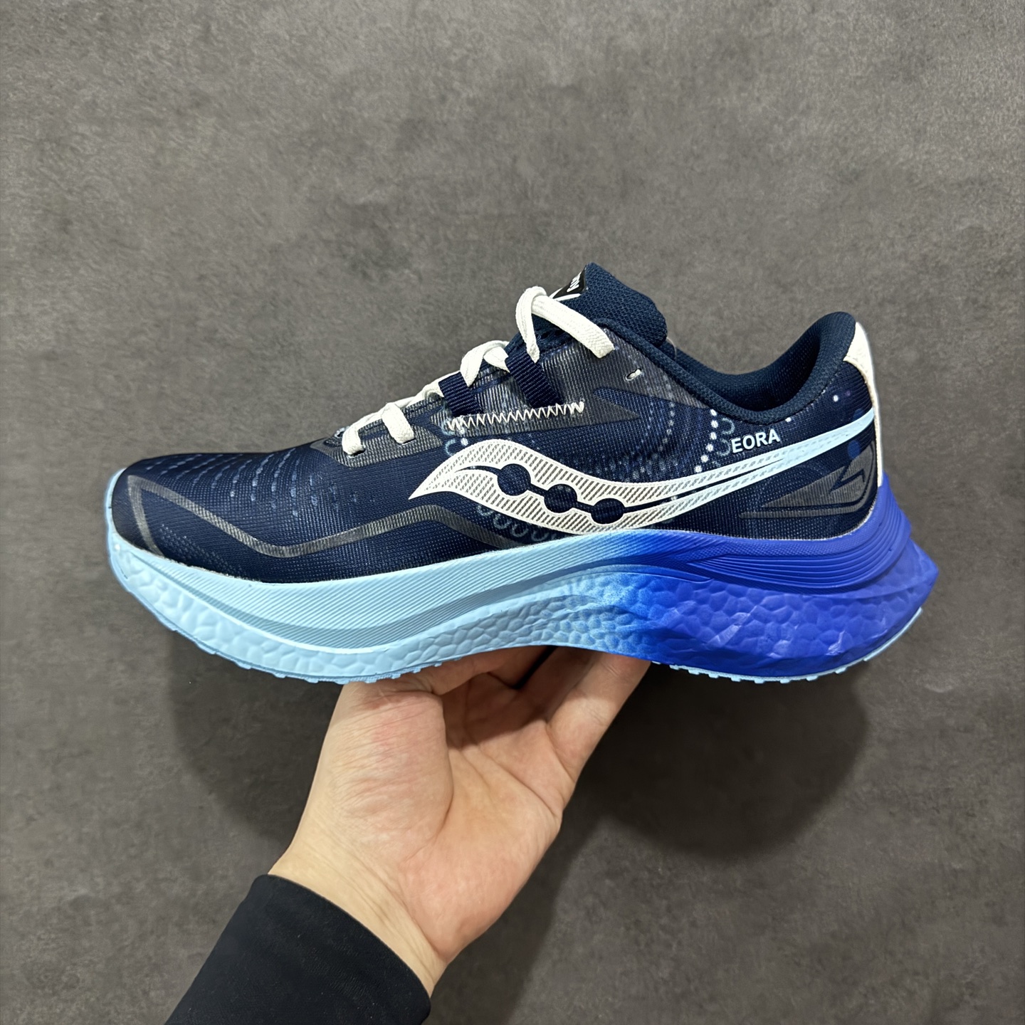 图片[2]-【公司级】原装级别 Saucony 索康尼ENDORPHIN Pro 啡速4 男女马拉松运动跑鞋 性能相比前几代再升级：鞋面采用全新升级的工学网设计 贴合脚部更透气 中底部分使用最新的PWRRUN+材质 搭配PWRRUN+鞋垫使中底的大幅加厚 10mm坡差进一步提供缓震、回弹性能 内底则采用了FORMFIT动态适应系统 动态契合脚型 提升包裹性和舒适性 提供更卓越的动态回馈体验 XT-900橡胶大底 可提供良好的抓地力和较强抗磨性能 尺码：36 36.5 37.5 38 38.5 39 40 40.5 41 42 42.5 43 44 44.5 45-选品中心