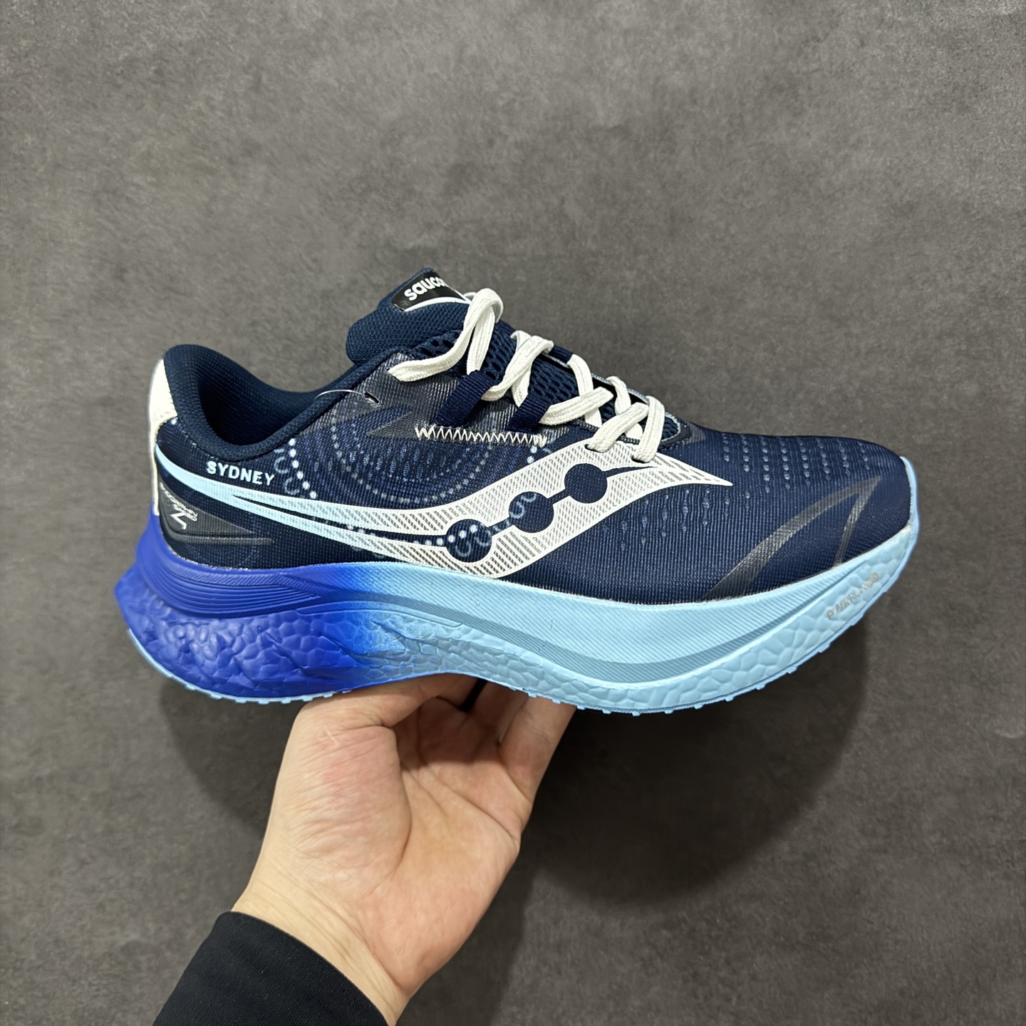 【公司级】原装级别 Saucony 索康尼ENDORPHIN Pro 啡速4 男女马拉松运动跑鞋 性能相比前几代再升级：鞋面采用全新升级的工学网设计 贴合脚部更透气 中底部分使用最新的PWRRUN+材质 搭配PWRRUN+鞋垫使中底的大幅加厚 10mm坡差进一步提供缓震、回弹性能 内底则采用了FORMFIT动态适应系统 动态契合脚型 提升包裹性和舒适性 提供更卓越的动态回馈体验 XT-900橡胶大底 可提供良好的抓地力和较强抗磨性能 尺码：36 36.5 37.5 38 38.5 39 40 40.5 41 42 42.5 43 44 44.5 45-选品中心