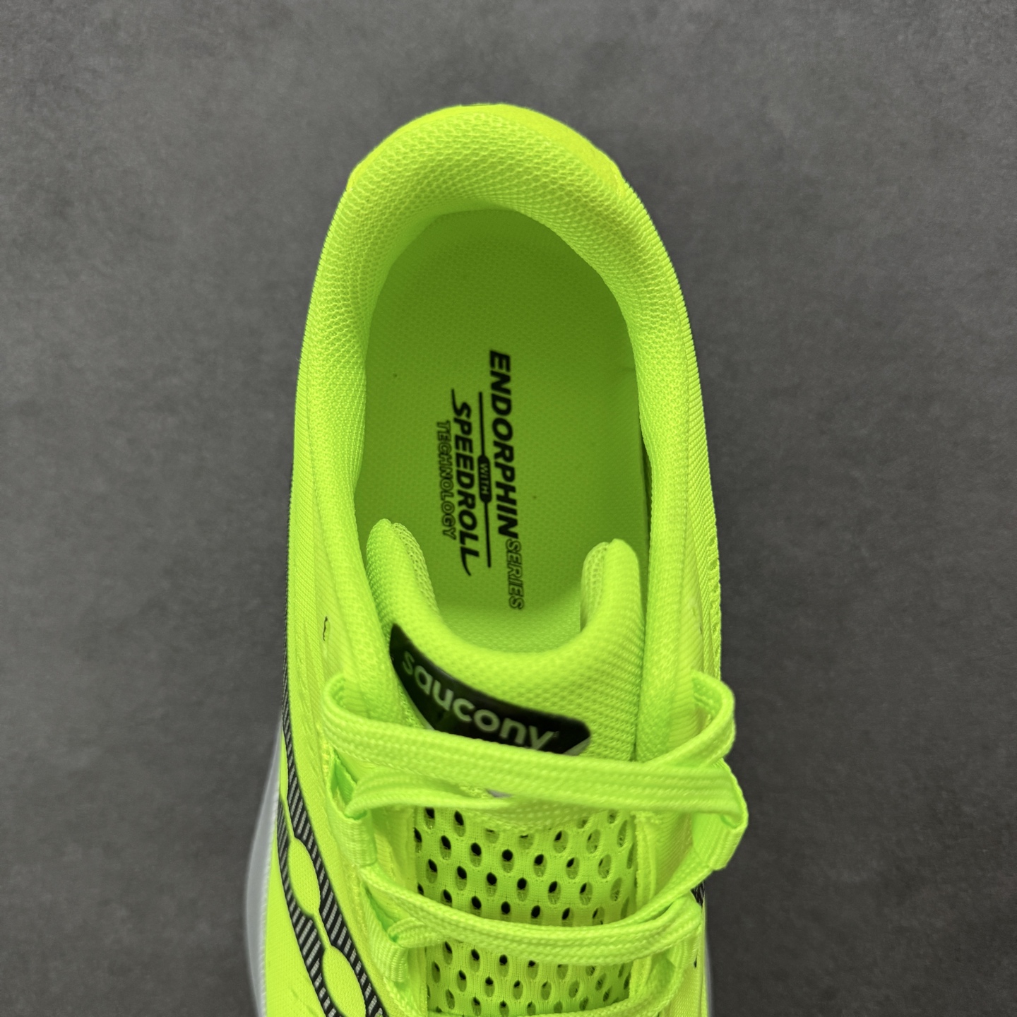 图片[7]-【公司级】原装级别 Saucony 索康尼ENDORPHIN Pro 啡速4 男女马拉松运动跑鞋 性能相比前几代再升级：鞋面采用全新升级的工学网设计 贴合脚部更透气 中底部分使用最新的PWRRUN+材质 搭配PWRRUN+鞋垫使中底的大幅加厚 10mm坡差进一步提供缓震、回弹性能 内底则采用了FORMFIT动态适应系统 动态契合脚型 提升包裹性和舒适性 提供更卓越的动态回馈体验 XT-900橡胶大底 可提供良好的抓地力和较强抗磨性能 尺码：36 36.5 37.5 38 38.5 39 40 40.5 41 42 42.5 43 44 44.5 45-选品中心