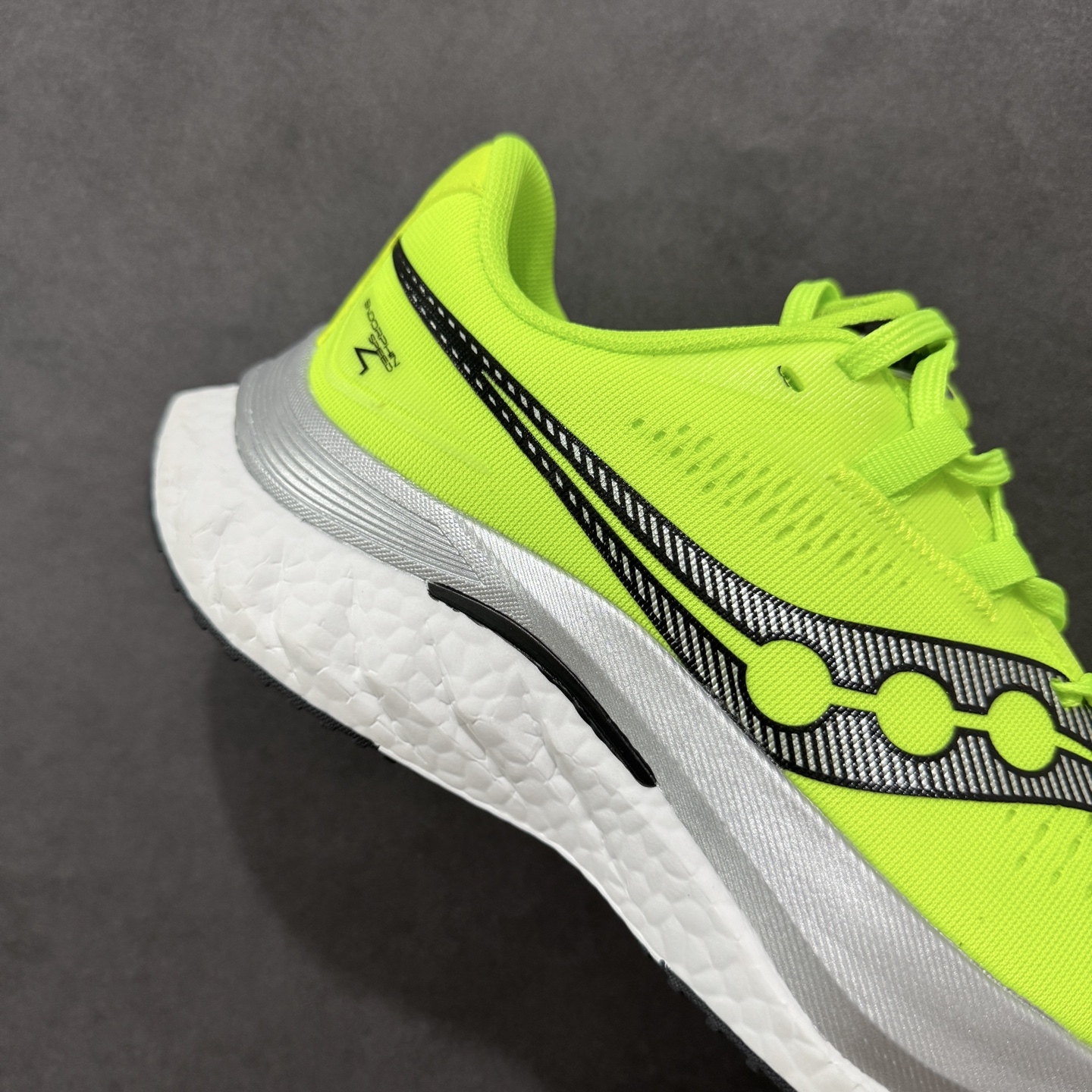 图片[6]-【公司级】原装级别 Saucony 索康尼ENDORPHIN Pro 啡速4 男女马拉松运动跑鞋 性能相比前几代再升级：鞋面采用全新升级的工学网设计 贴合脚部更透气 中底部分使用最新的PWRRUN+材质 搭配PWRRUN+鞋垫使中底的大幅加厚 10mm坡差进一步提供缓震、回弹性能 内底则采用了FORMFIT动态适应系统 动态契合脚型 提升包裹性和舒适性 提供更卓越的动态回馈体验 XT-900橡胶大底 可提供良好的抓地力和较强抗磨性能 尺码：36 36.5 37.5 38 38.5 39 40 40.5 41 42 42.5 43 44 44.5 45-选品中心