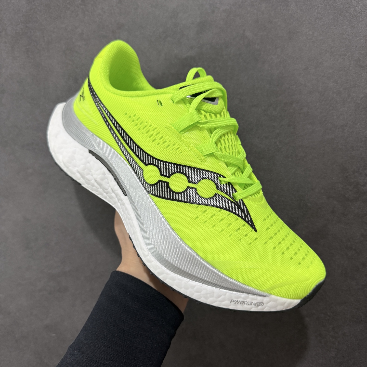 图片[3]-【公司级】原装级别 Saucony 索康尼ENDORPHIN Pro 啡速4 男女马拉松运动跑鞋 性能相比前几代再升级：鞋面采用全新升级的工学网设计 贴合脚部更透气 中底部分使用最新的PWRRUN+材质 搭配PWRRUN+鞋垫使中底的大幅加厚 10mm坡差进一步提供缓震、回弹性能 内底则采用了FORMFIT动态适应系统 动态契合脚型 提升包裹性和舒适性 提供更卓越的动态回馈体验 XT-900橡胶大底 可提供良好的抓地力和较强抗磨性能 尺码：36 36.5 37.5 38 38.5 39 40 40.5 41 42 42.5 43 44 44.5 45-选品中心