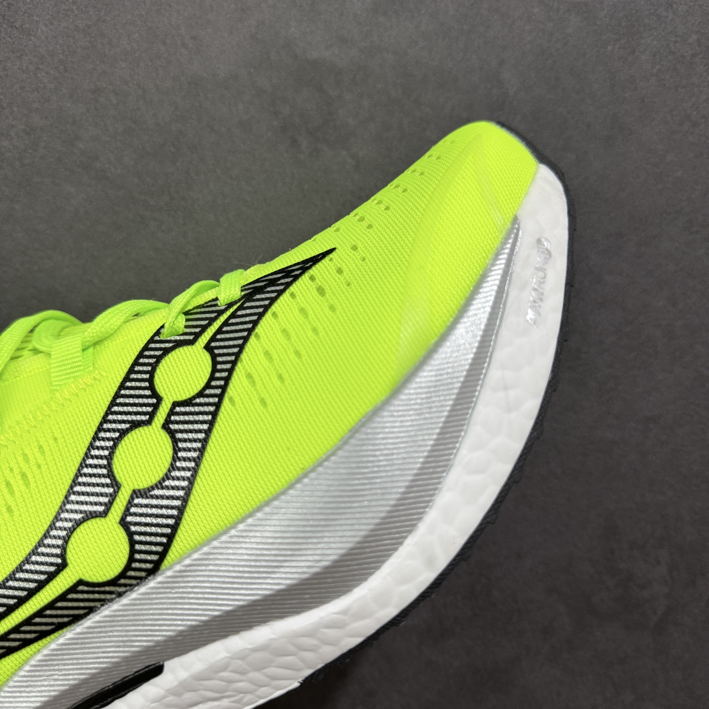 图片[5]-【公司级】原装级别 Saucony 索康尼ENDORPHIN Pro 啡速4 男女马拉松运动跑鞋 性能相比前几代再升级：鞋面采用全新升级的工学网设计 贴合脚部更透气 中底部分使用最新的PWRRUN+材质 搭配PWRRUN+鞋垫使中底的大幅加厚 10mm坡差进一步提供缓震、回弹性能 内底则采用了FORMFIT动态适应系统 动态契合脚型 提升包裹性和舒适性 提供更卓越的动态回馈体验 XT-900橡胶大底 可提供良好的抓地力和较强抗磨性能 尺码：36 36.5 37.5 38 38.5 39 40 40.5 41 42 42.5 43 44 44.5 45-选品中心