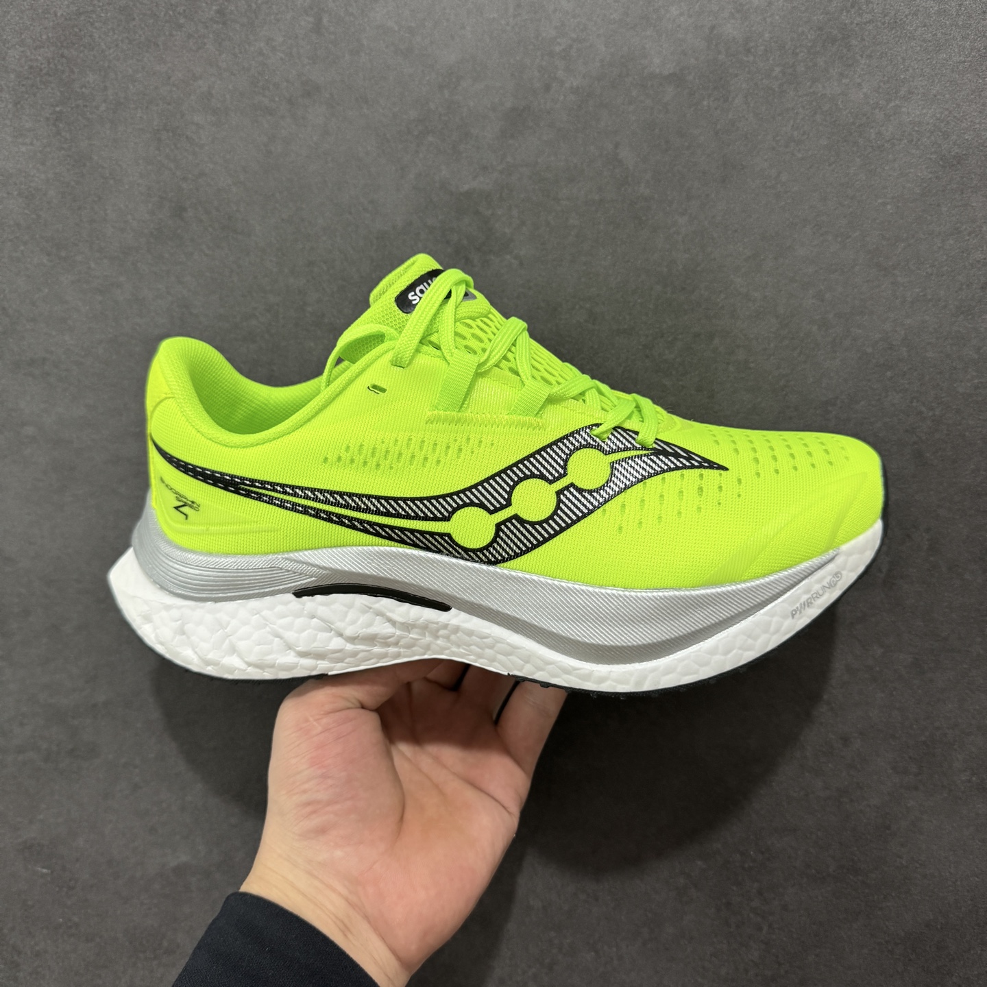 【公司级】原装级别 Saucony 索康尼ENDORPHIN Pro 啡速4 男女马拉松运动跑鞋 性能相比前几代再升级:鞋面采用全新升级的工学网设计 贴合脚部更透气 中底部分使用最新的PWRRUN+材质 搭配PWRRUN+鞋垫使中底的大幅加厚 10mm坡差进一步提供缓震、回弹性能 内底则采用了FORMFIT动态适应系统 动态契合脚型 提升包裹性和舒适性 提供更卓越的动态回馈体验 XT-900橡胶大底 可提供良好的抓地力和较强抗磨性能 尺码:36 36.5 37.5 38 38.5 39 40 40.5 41 42 42.5 43 44 44.5 45-选品中心