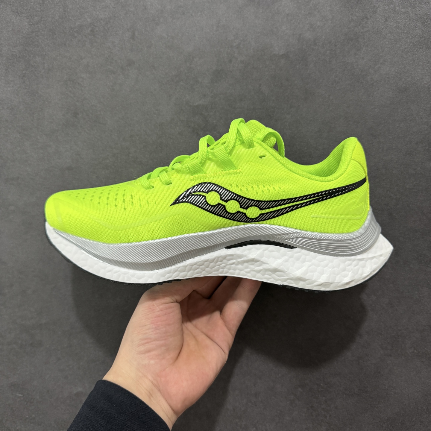 图片[2]-【公司级】原装级别 Saucony 索康尼ENDORPHIN Pro 啡速4 男女马拉松运动跑鞋 性能相比前几代再升级：鞋面采用全新升级的工学网设计 贴合脚部更透气 中底部分使用最新的PWRRUN+材质 搭配PWRRUN+鞋垫使中底的大幅加厚 10mm坡差进一步提供缓震、回弹性能 内底则采用了FORMFIT动态适应系统 动态契合脚型 提升包裹性和舒适性 提供更卓越的动态回馈体验 XT-900橡胶大底 可提供良好的抓地力和较强抗磨性能 尺码：36 36.5 37.5 38 38.5 39 40 40.5 41 42 42.5 43 44 44.5 45-选品中心