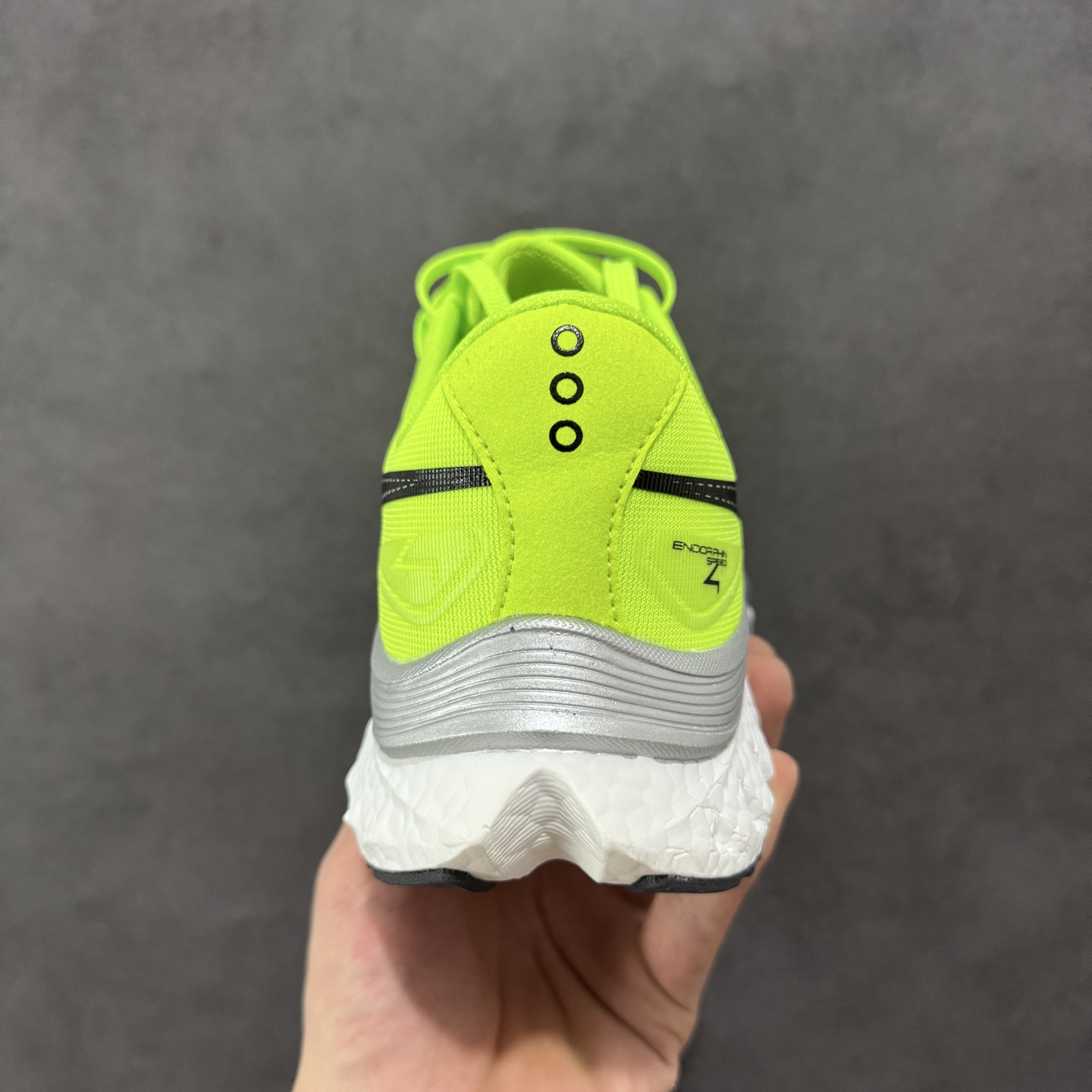 图片[4]-【公司级】原装级别 Saucony 索康尼ENDORPHIN Pro 啡速4 男女马拉松运动跑鞋 性能相比前几代再升级：鞋面采用全新升级的工学网设计 贴合脚部更透气 中底部分使用最新的PWRRUN+材质 搭配PWRRUN+鞋垫使中底的大幅加厚 10mm坡差进一步提供缓震、回弹性能 内底则采用了FORMFIT动态适应系统 动态契合脚型 提升包裹性和舒适性 提供更卓越的动态回馈体验 XT-900橡胶大底 可提供良好的抓地力和较强抗磨性能 尺码：36 36.5 37.5 38 38.5 39 40 40.5 41 42 42.5 43 44 44.5 45-选品中心