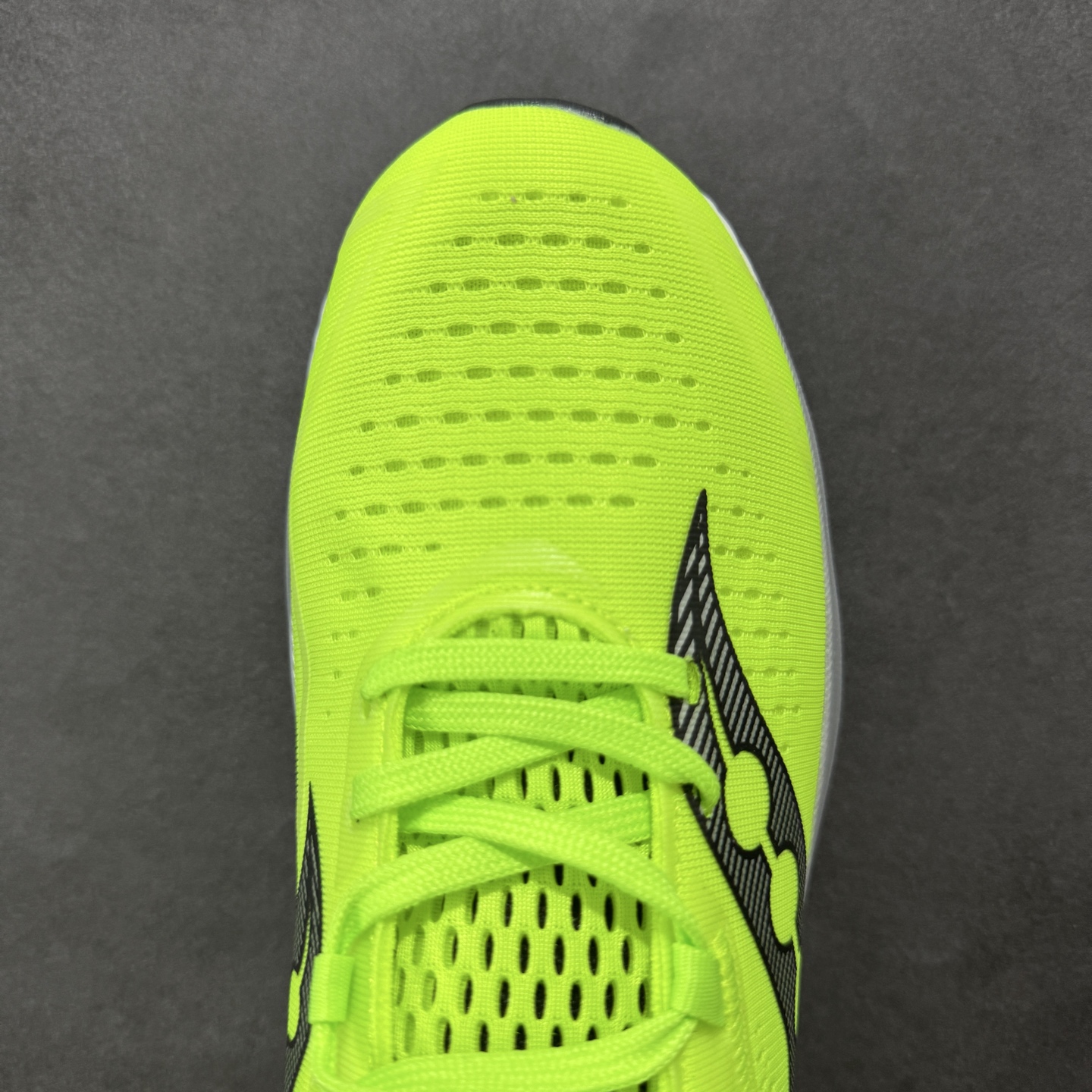 图片[8]-【公司级】原装级别 Saucony 索康尼ENDORPHIN Pro 啡速4 男女马拉松运动跑鞋 性能相比前几代再升级：鞋面采用全新升级的工学网设计 贴合脚部更透气 中底部分使用最新的PWRRUN+材质 搭配PWRRUN+鞋垫使中底的大幅加厚 10mm坡差进一步提供缓震、回弹性能 内底则采用了FORMFIT动态适应系统 动态契合脚型 提升包裹性和舒适性 提供更卓越的动态回馈体验 XT-900橡胶大底 可提供良好的抓地力和较强抗磨性能 尺码：36 36.5 37.5 38 38.5 39 40 40.5 41 42 42.5 43 44 44.5 45-选品中心