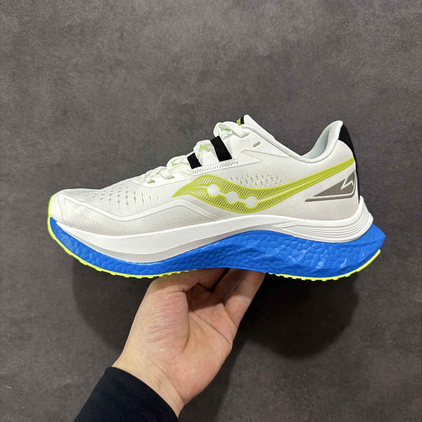 图片[2]-【公司级】原装级别 Saucony 索康尼ENDORPHIN Pro 啡速4 男女马拉松运动跑鞋 性能相比前几代再升级：鞋面采用全新升级的工学网设计 贴合脚部更透气 中底部分使用最新的PWRRUN+材质 搭配PWRRUN+鞋垫使中底的大幅加厚 10mm坡差进一步提供缓震、回弹性能 内底则采用了FORMFIT动态适应系统 动态契合脚型 提升包裹性和舒适性 提供更卓越的动态回馈体验 XT-900橡胶大底 可提供良好的抓地力和较强抗磨性能 尺码：36 36.5 37.5 38 38.5 39 40 40.5 41 42 42.5 43 44 44.5 45-选品中心