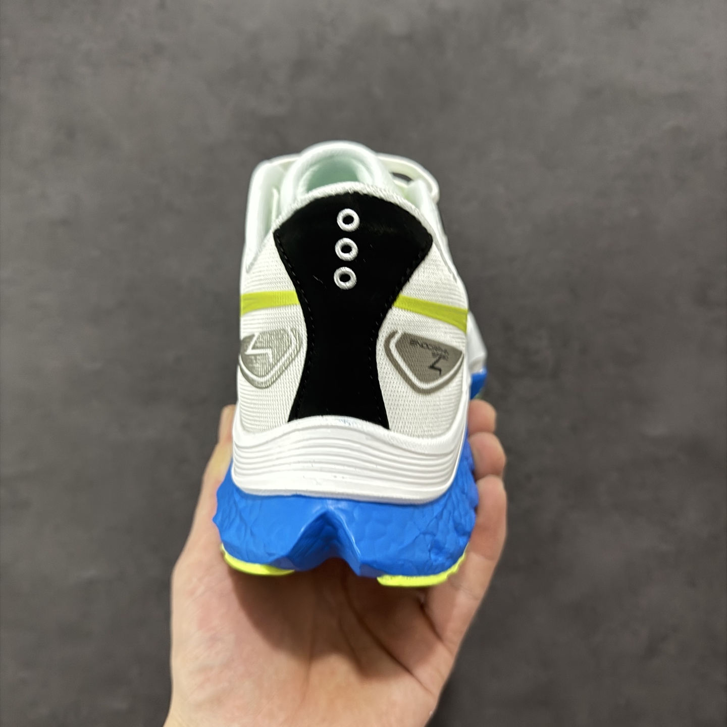 图片[4]-【公司级】原装级别 Saucony 索康尼ENDORPHIN Pro 啡速4 男女马拉松运动跑鞋 性能相比前几代再升级：鞋面采用全新升级的工学网设计 贴合脚部更透气 中底部分使用最新的PWRRUN+材质 搭配PWRRUN+鞋垫使中底的大幅加厚 10mm坡差进一步提供缓震、回弹性能 内底则采用了FORMFIT动态适应系统 动态契合脚型 提升包裹性和舒适性 提供更卓越的动态回馈体验 XT-900橡胶大底 可提供良好的抓地力和较强抗磨性能 尺码：36 36.5 37.5 38 38.5 39 40 40.5 41 42 42.5 43 44 44.5 45-选品中心