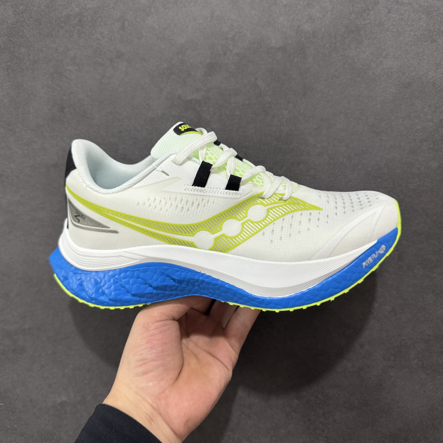 【公司级】原装级别 Saucony 索康尼ENDORPHIN Pro 啡速4 男女马拉松运动跑鞋 性能相比前几代再升级：鞋面采用全新升级的工学网设计 贴合脚部更透气 中底部分使用最新的PWRRUN+材质 搭配PWRRUN+鞋垫使中底的大幅加厚 10mm坡差进一步提供缓震、回弹性能 内底则采用了FORMFIT动态适应系统 动态契合脚型 提升包裹性和舒适性 提供更卓越的动态回馈体验 XT-900橡胶大底 可提供良好的抓地力和较强抗磨性能 尺码：36 36.5 37.5 38 38.5 39 40 40.5 41 42 42.5 43 44 44.5 45-选品中心